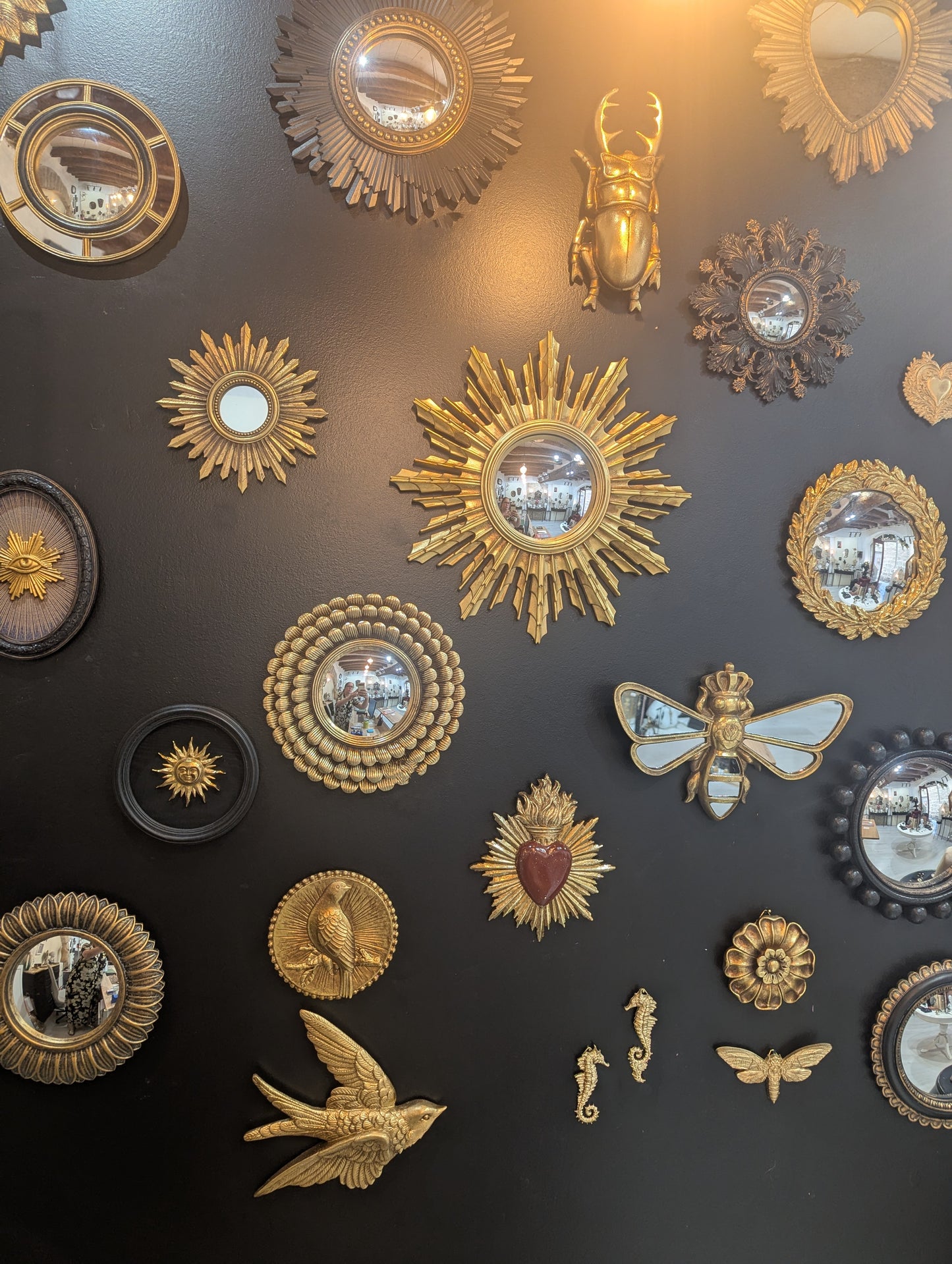 Décoration murale fleur miroir dorée – style bohème vintage