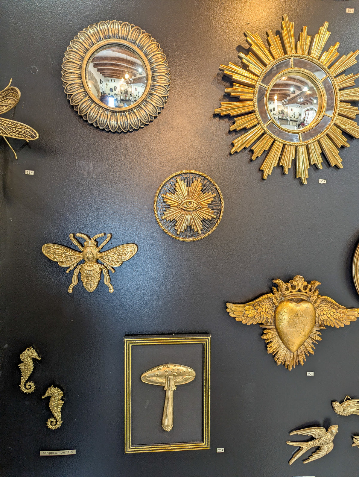 Mur cabinet de curiosité avec soleil œil illuminati, miroirs et insectes dorés