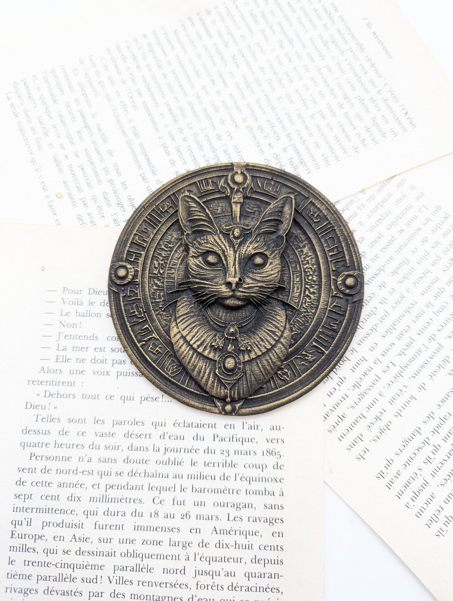 Cabinet de curiosité – décoration murale Bastet médaillon noir, mythologie égyptienne