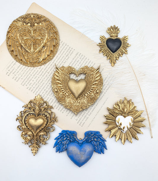 Collection de coeurs dacré ex voto dans un esprit cabinet de curiosité