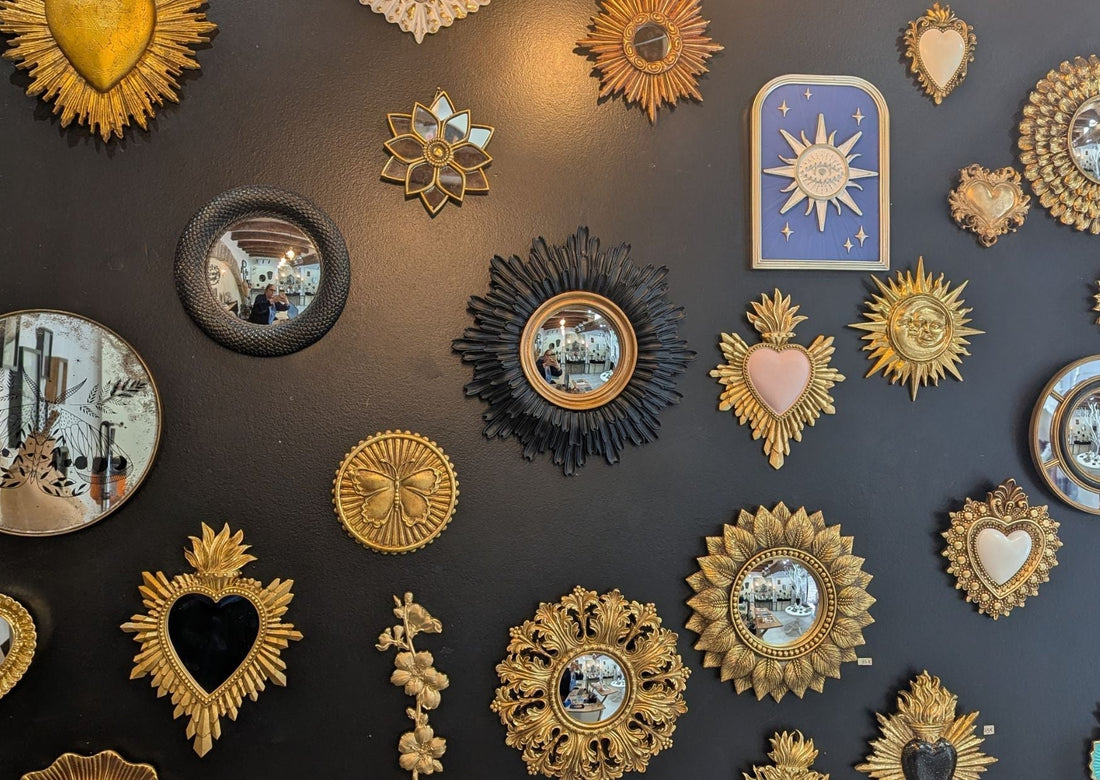 Mur galerie avec miroirs dorés et cœurs sacrés — idée décoration murale cabinet de curiosité Kuriosity's