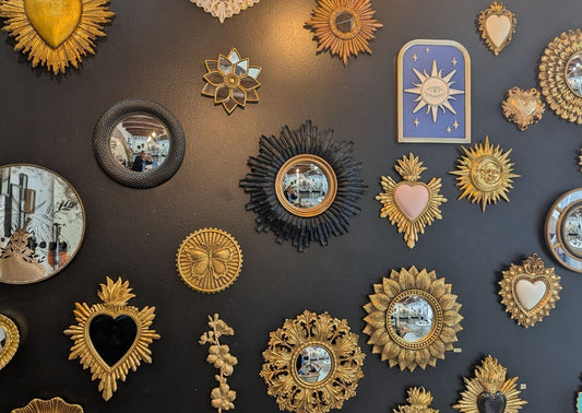 Mur galerie avec miroirs dorés et cœurs sacrés — idée décoration murale cabinet de curiosité Kuriosity's