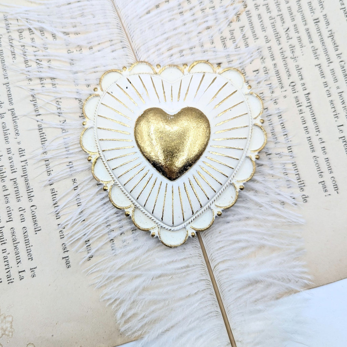 Cœur blanc et doré baroque à bord festonné, décoration murale romantique