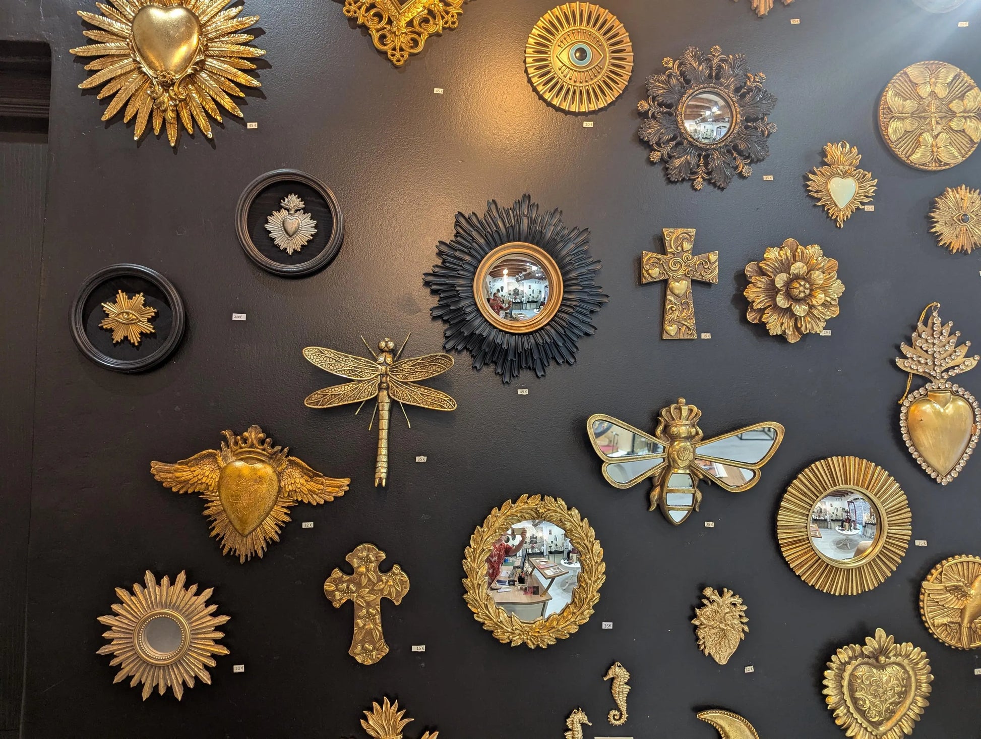 mur de curiosite boutique victorian rehab pezenas france