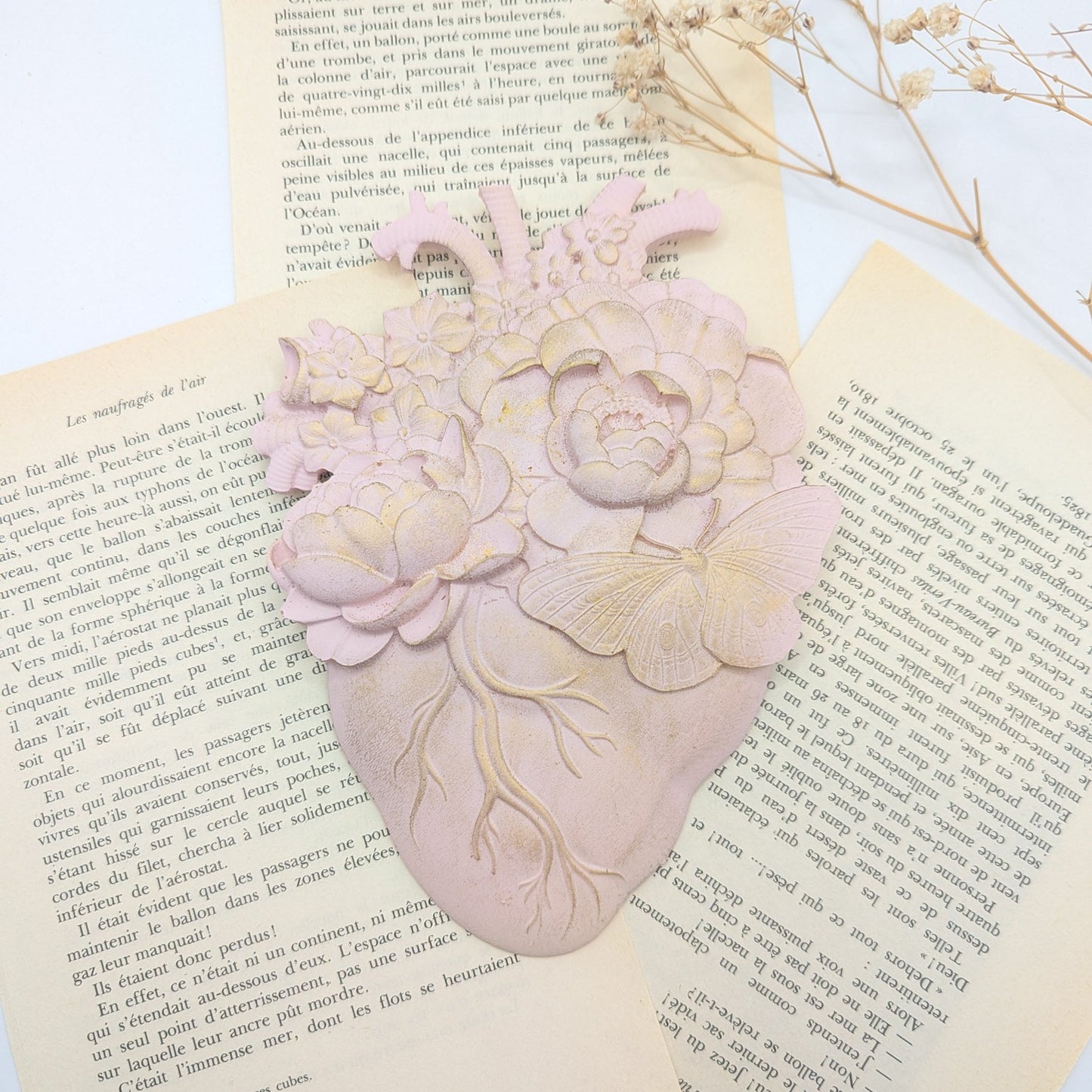 Décoration murale cœur anatomique floral rose pastel – veines fleuries et papillon romantique féerique