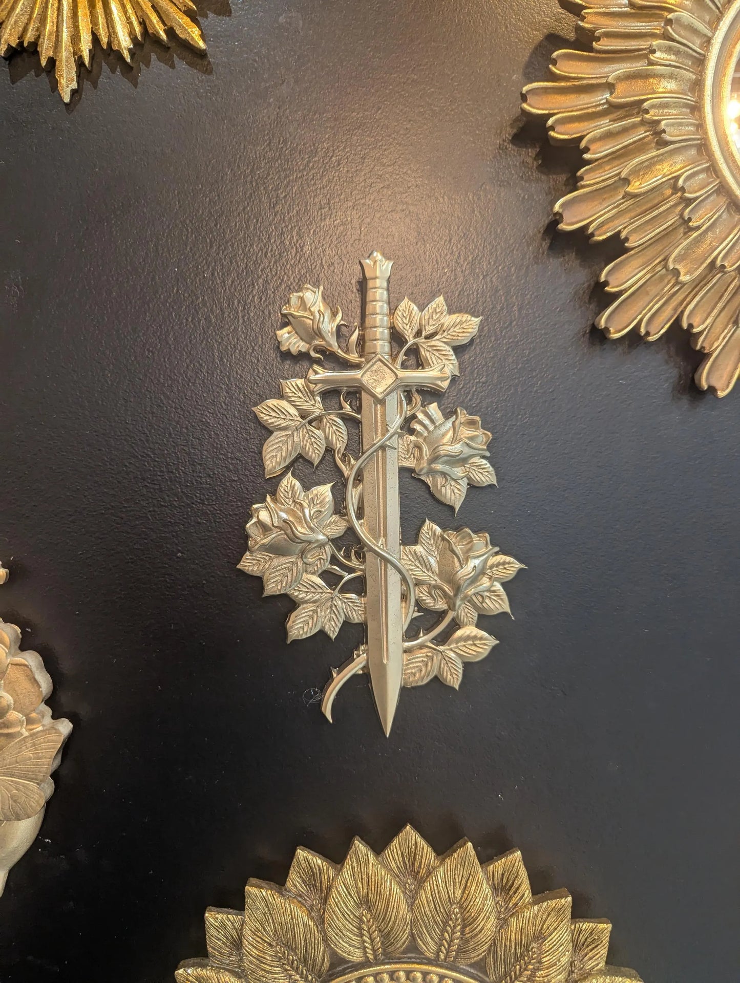 Épée de chevalier dorée accrochée au mur- finition artisanale dorée antique. Decoration murale cabinet de curiosité