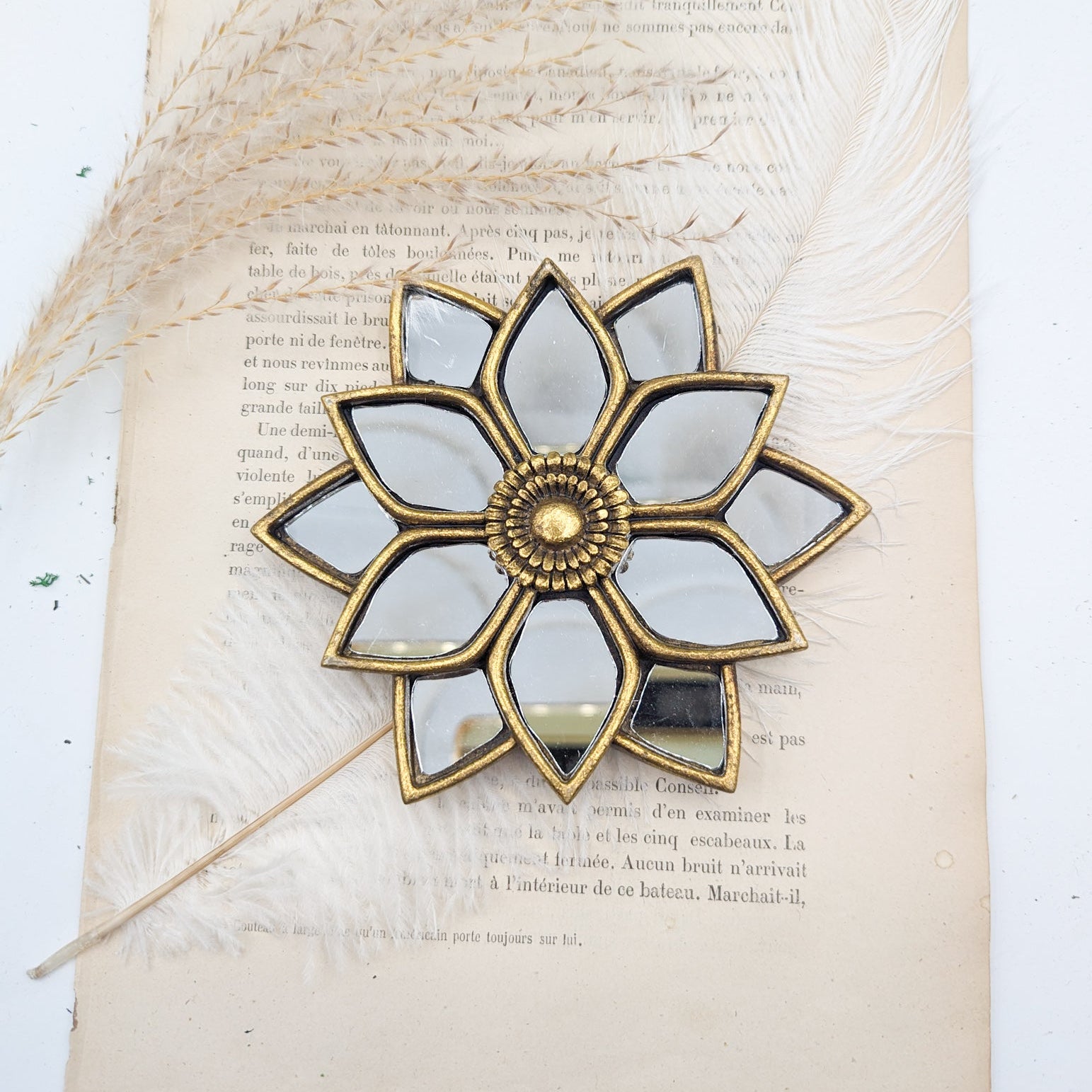 Décoration murale fleur miroir dorée – style bohème vintage fait main