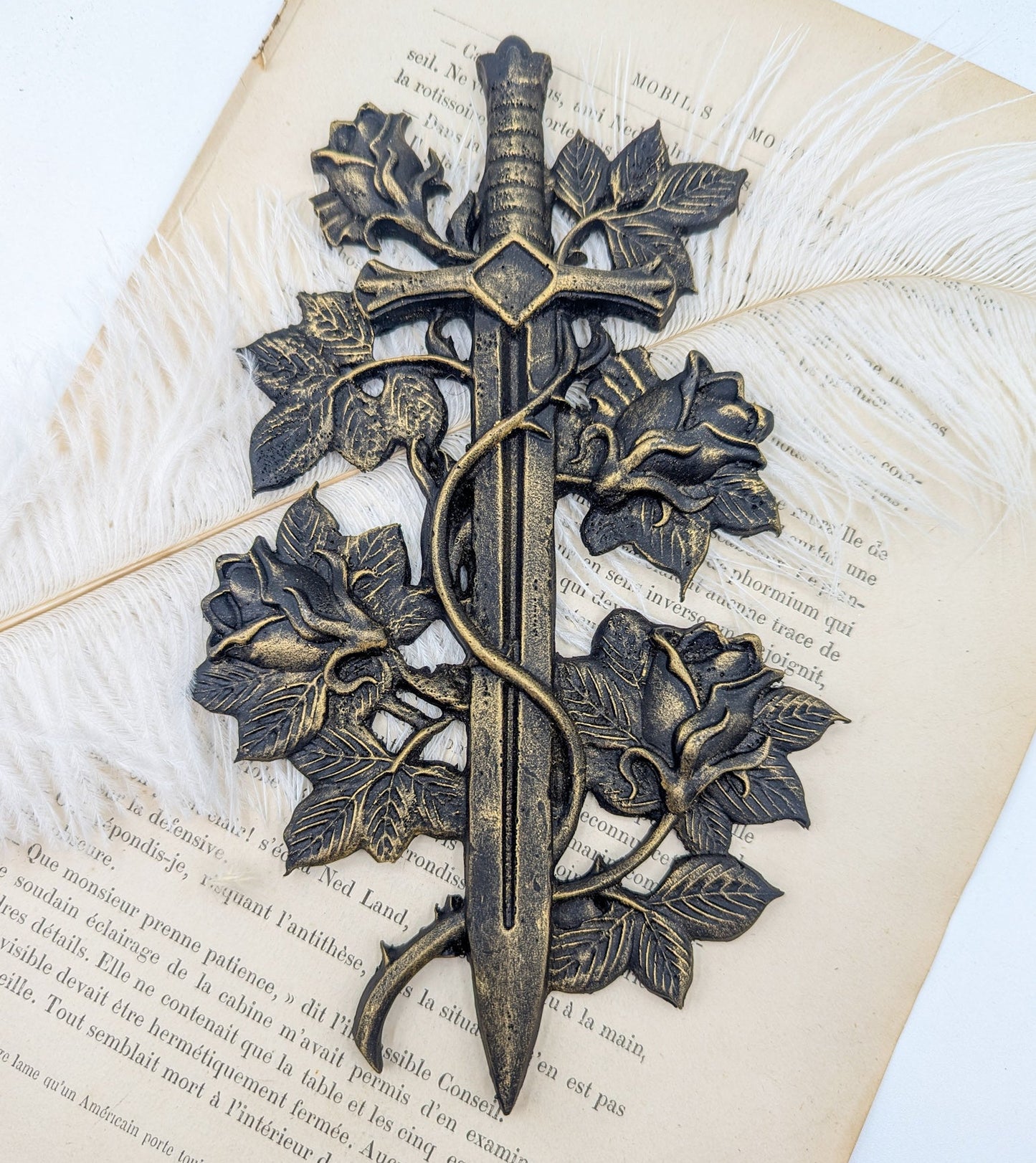 Décoration murale épée de chevalier noir antique entourée de roses – art médiéval romantique gothique