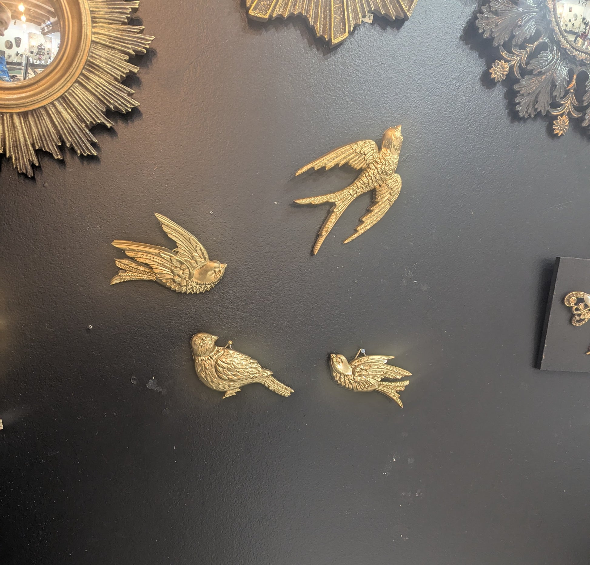 Lot de 4 hirondelles murales dorées – envolée décorative cabinet de curiosité