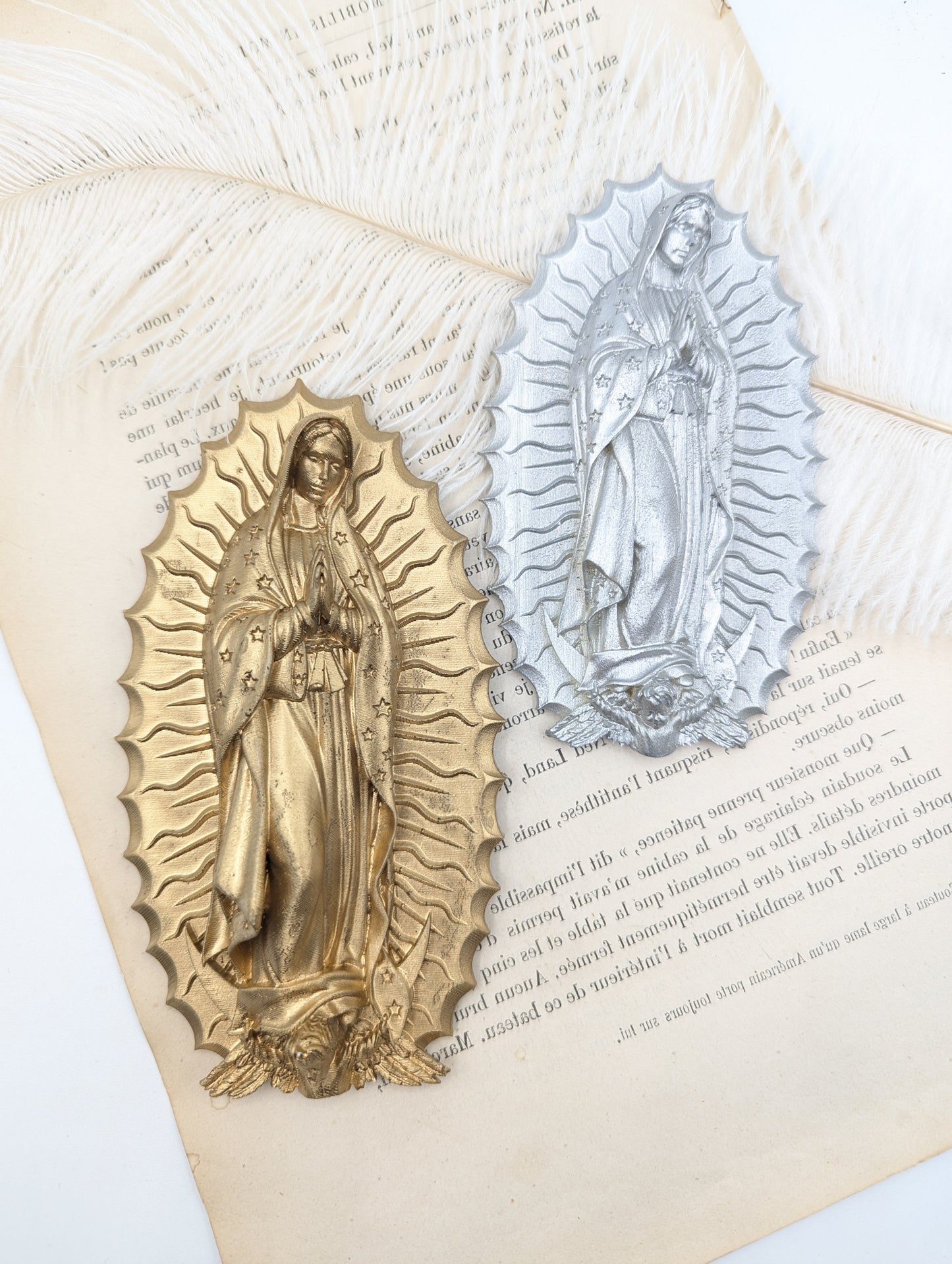 Lot de deux vierges de guadalupe or et argent decor ex voto