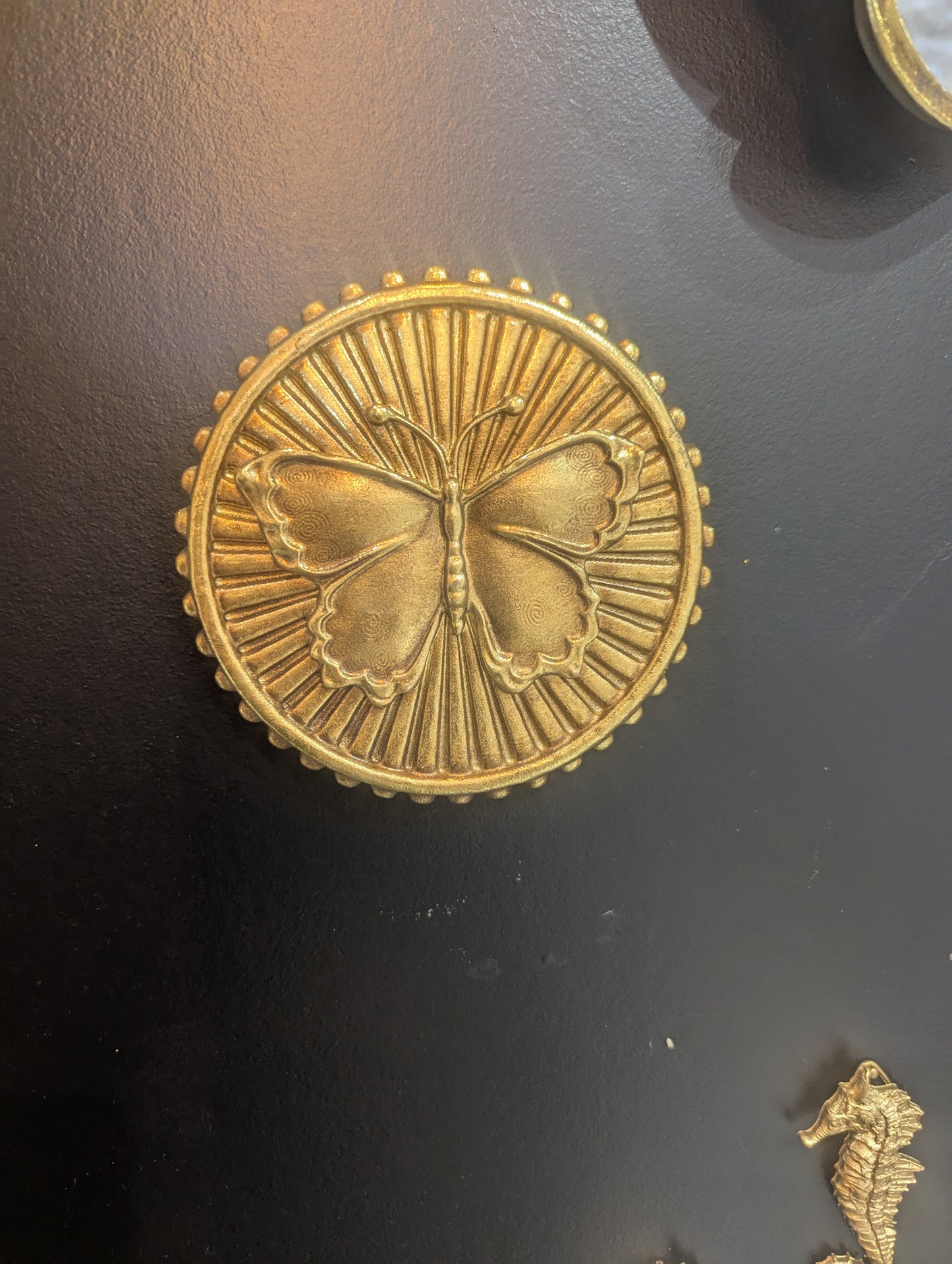  Médaillon papillon en résine dorée – idée cadeau déco bohème originale