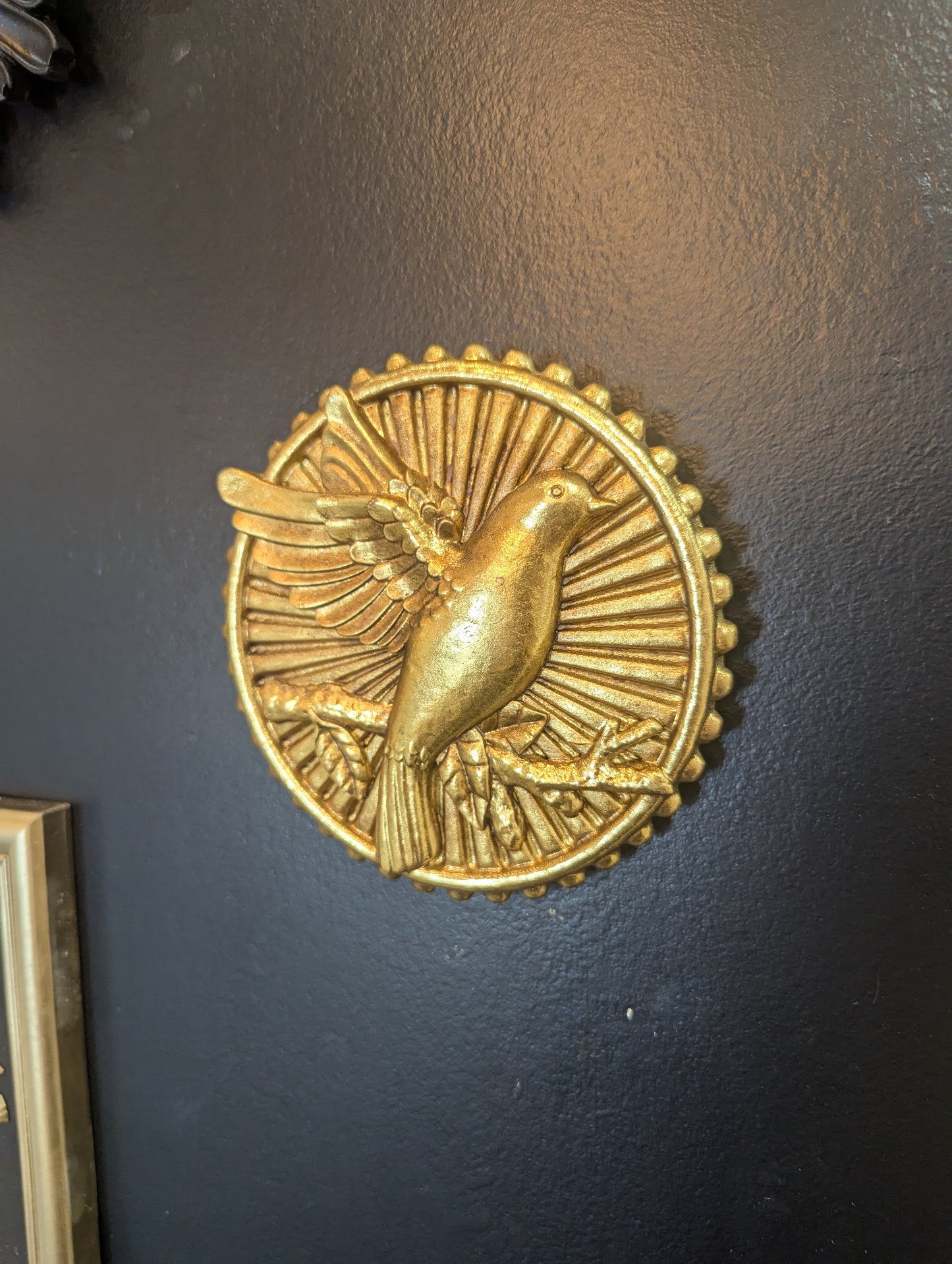 Médaillon colombe dorée – idée cadeau déco mystique et insolite