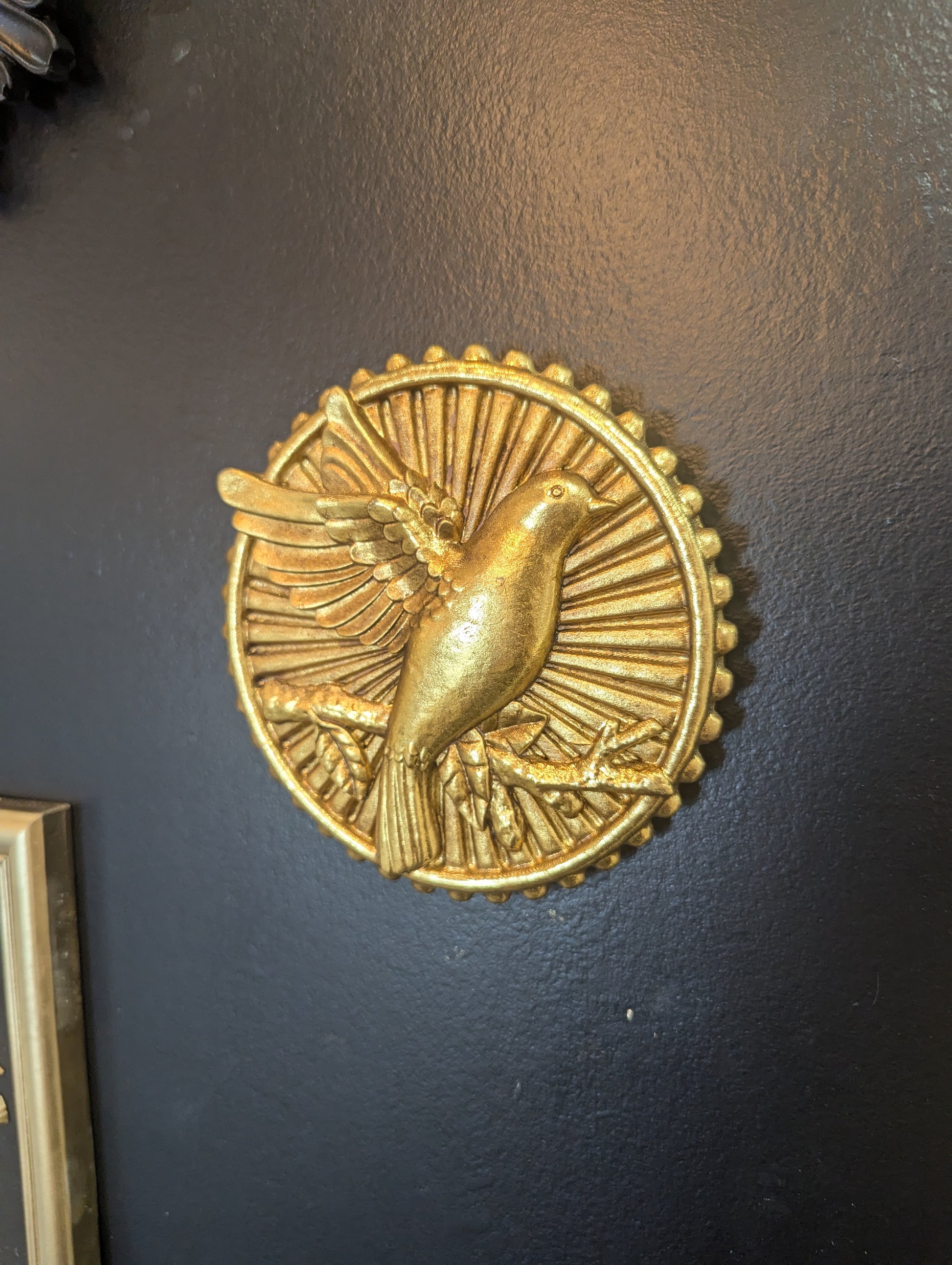 Médaillon colombe dorée – idée cadeau déco mystique et insolite