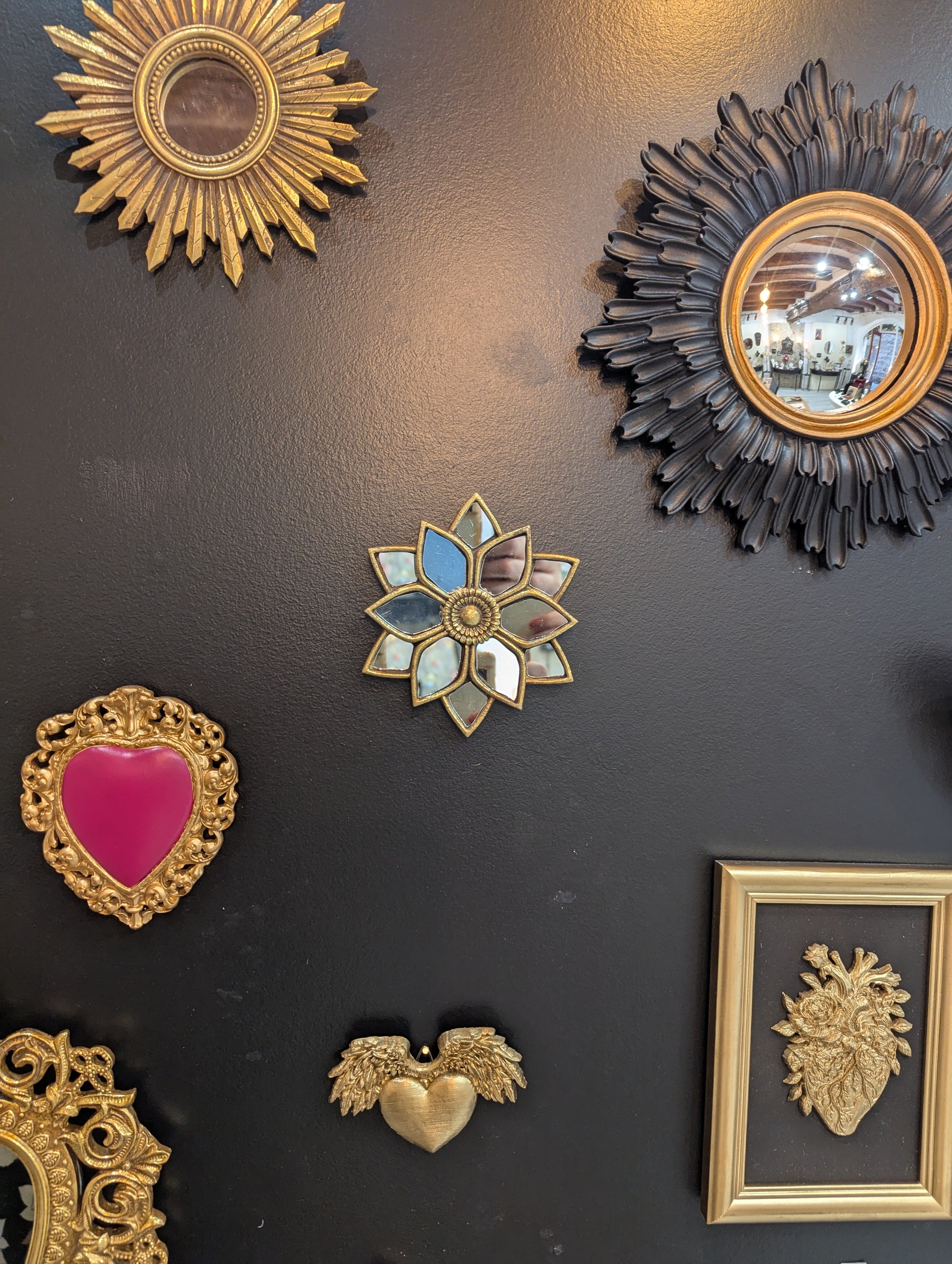 Décoration murale fleur dorée – ambiance cabinet de curiosité