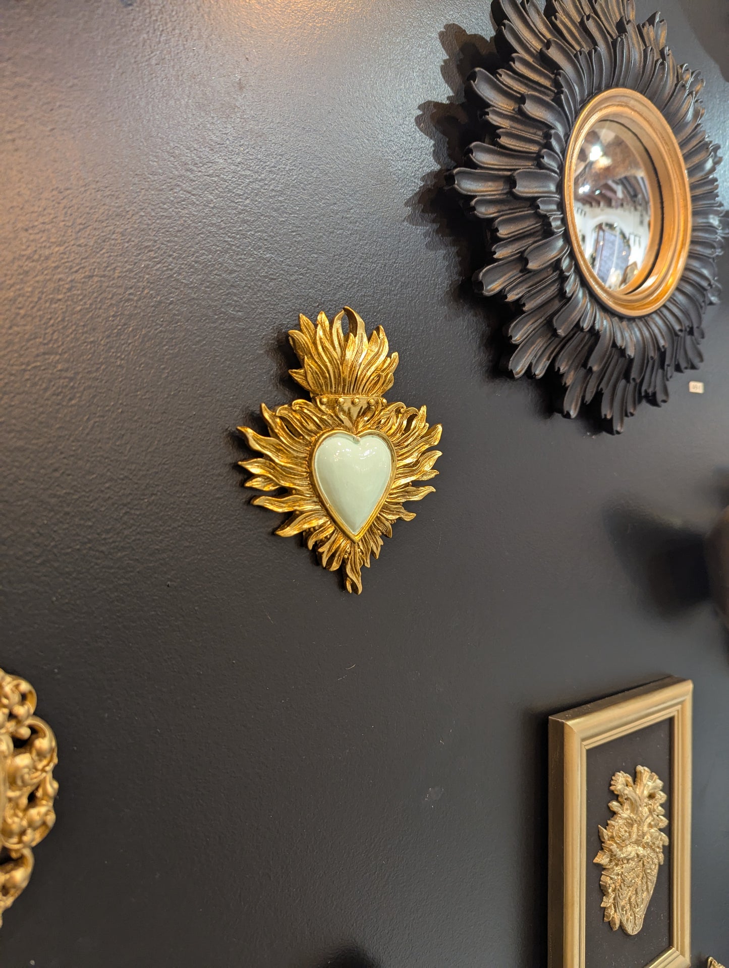 Cœur sacré ex-voto rayonnant doré et vert amande – décoration murale baroque