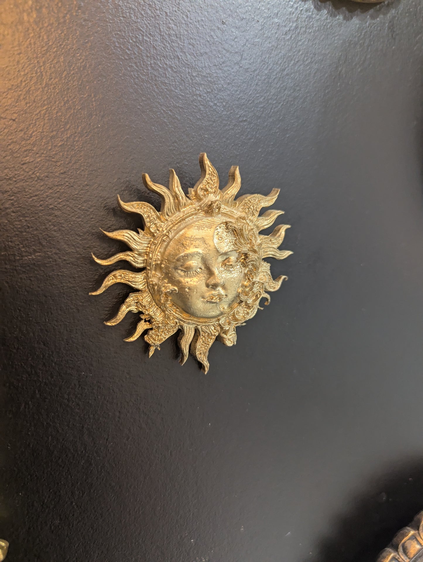 Décoration murale soleil et lune doré – déco mystique ésotérique bohème & cabinet de curiosité