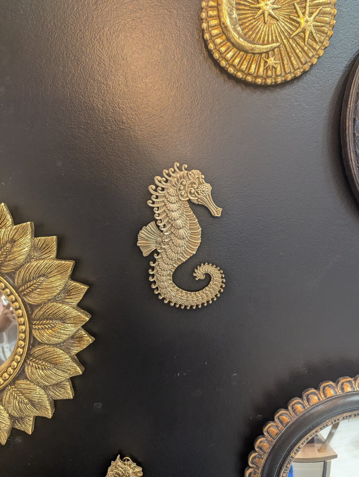 Hippocampe doré en composition murale cabinet de curiosités avec miroirs