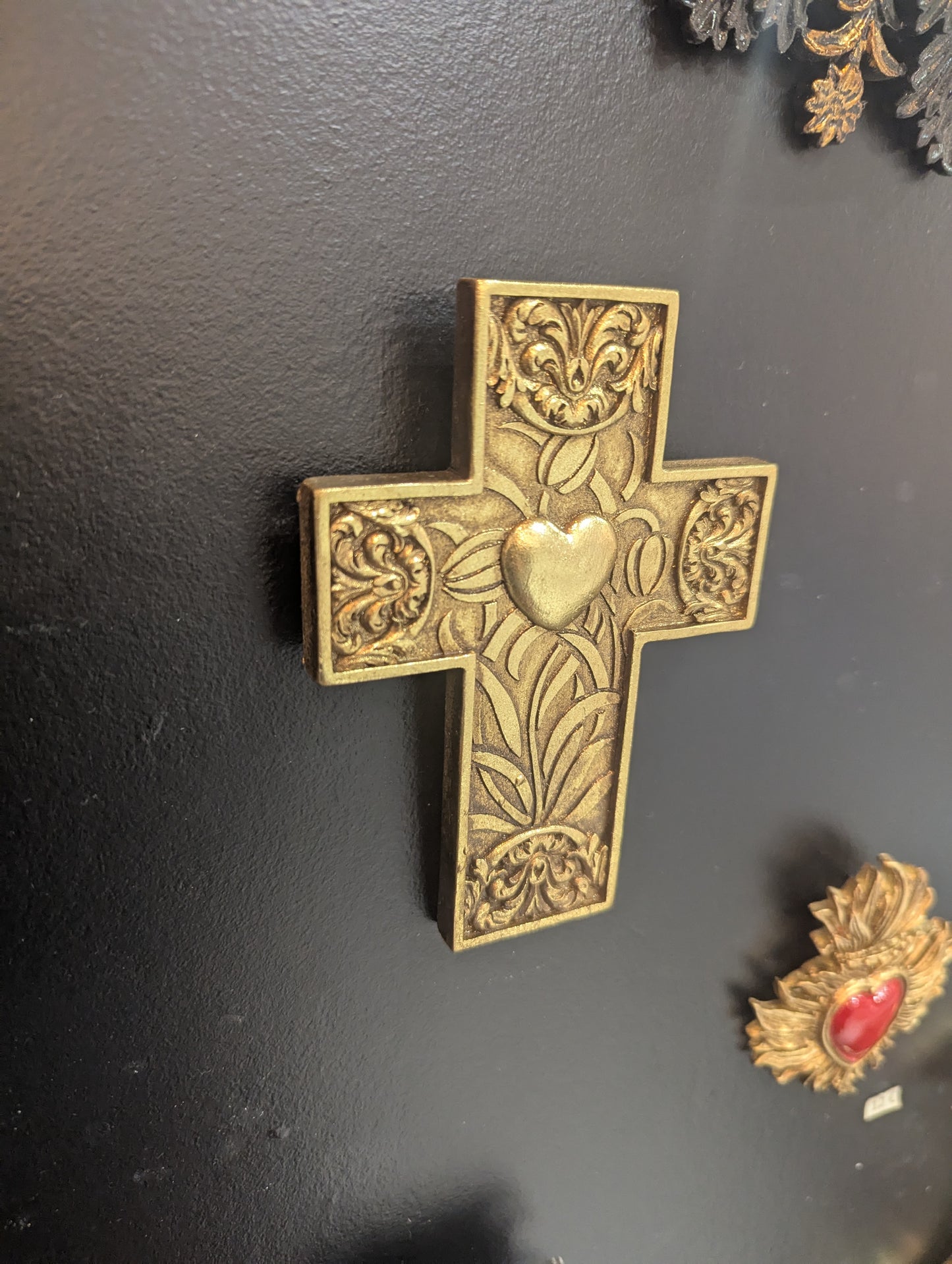 Décoration murale croix catholique cœur sacré ex-voto doré – vintage chic & cabinet de curiosité