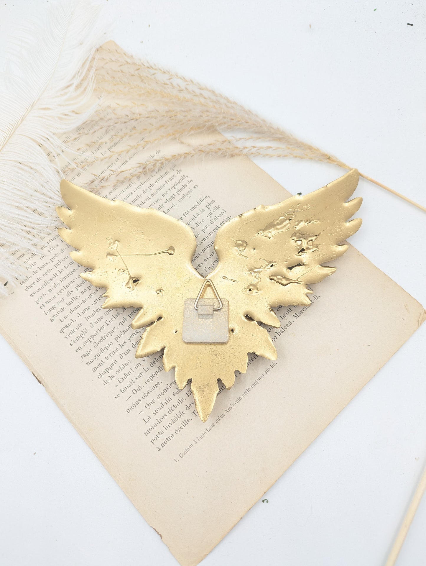 Décoration murale cœur ex voto ailes d'ange doré – romantique et céleste, cabinet de curiosité