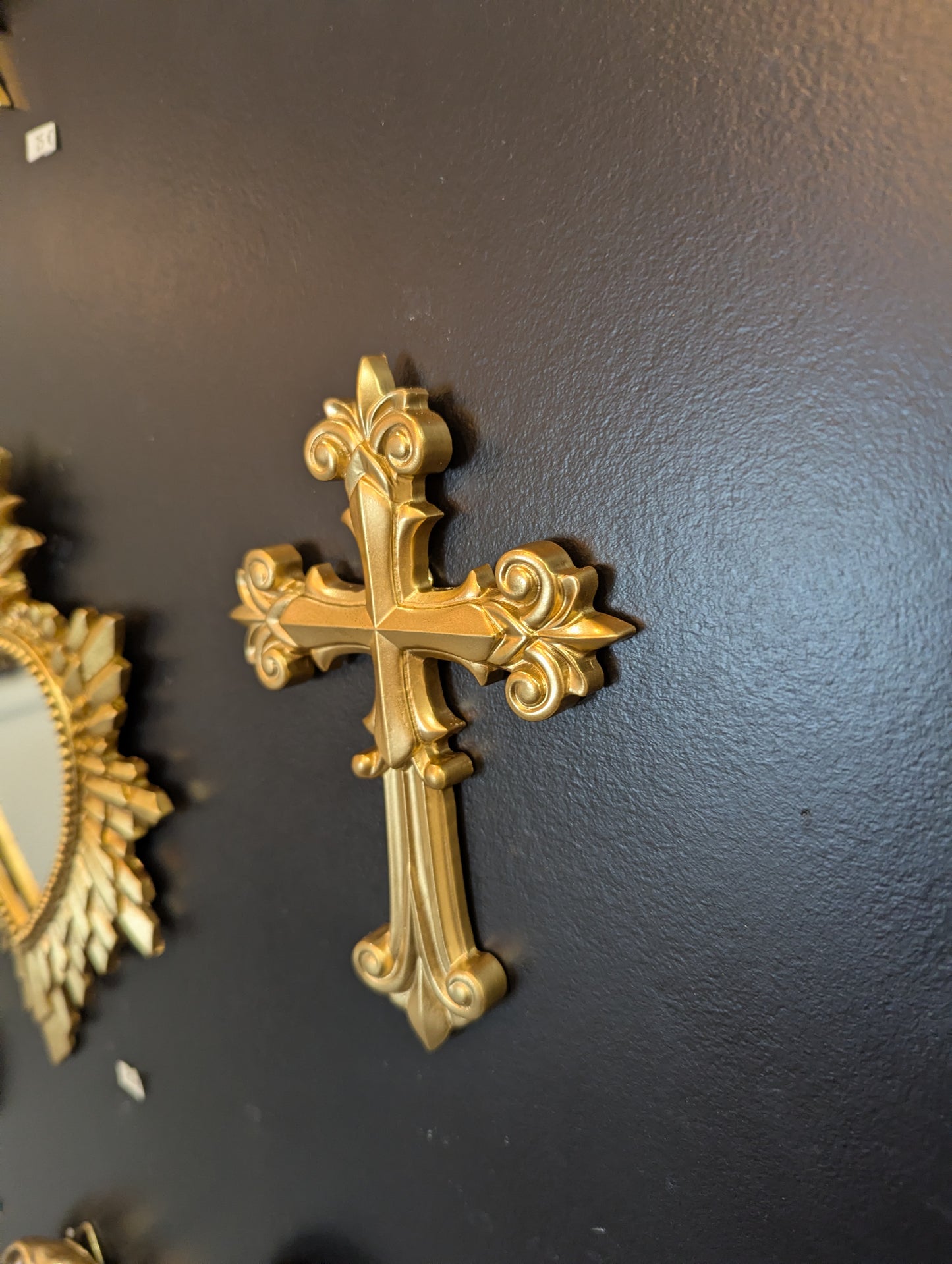 Décoration murale croix catholique dorée – ex-voto baroque chic & cabinet de curiosité élégant
