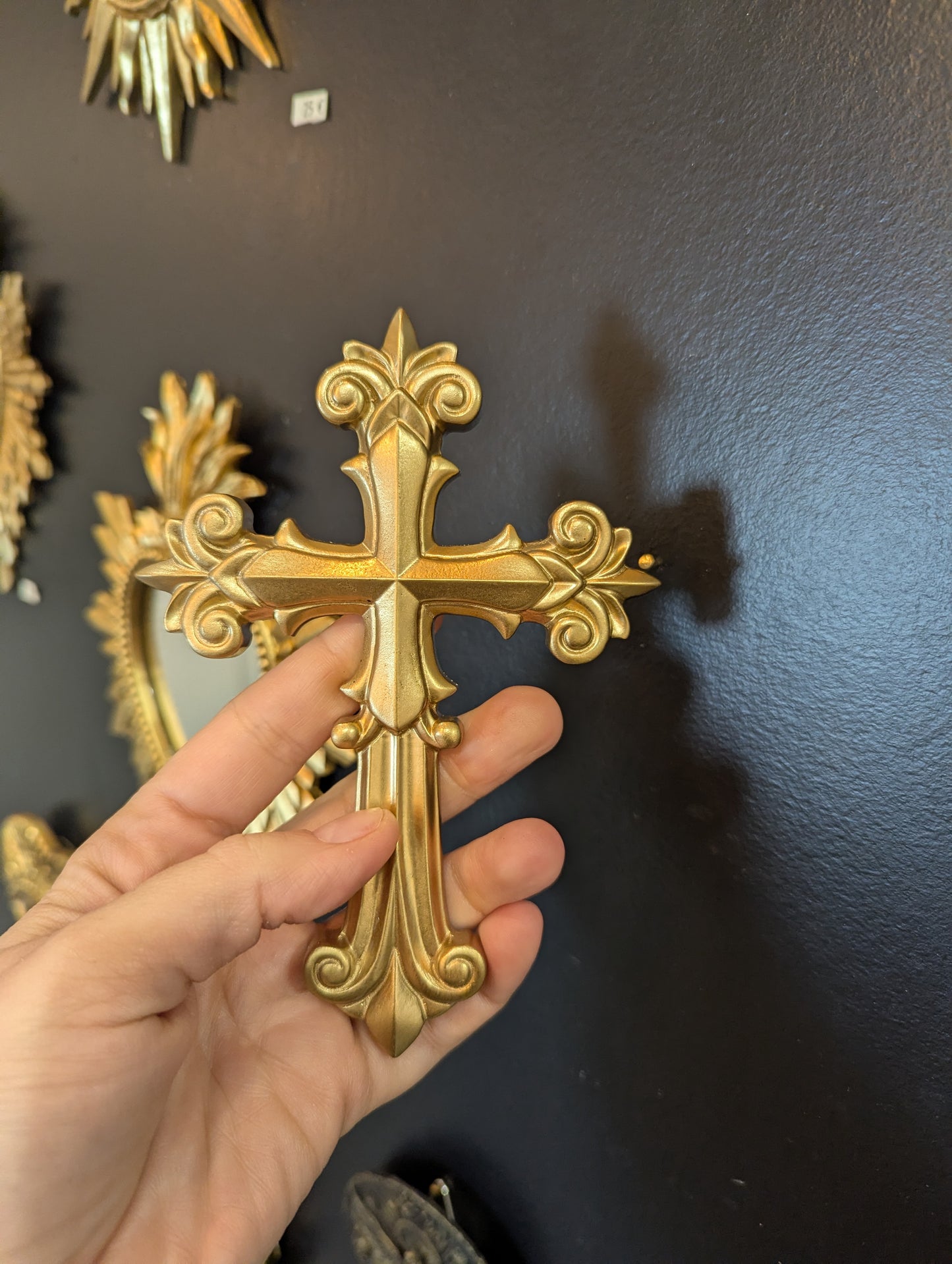 Décoration murale croix catholique dorée – ex-voto baroque chic & cabinet de curiosité élégant