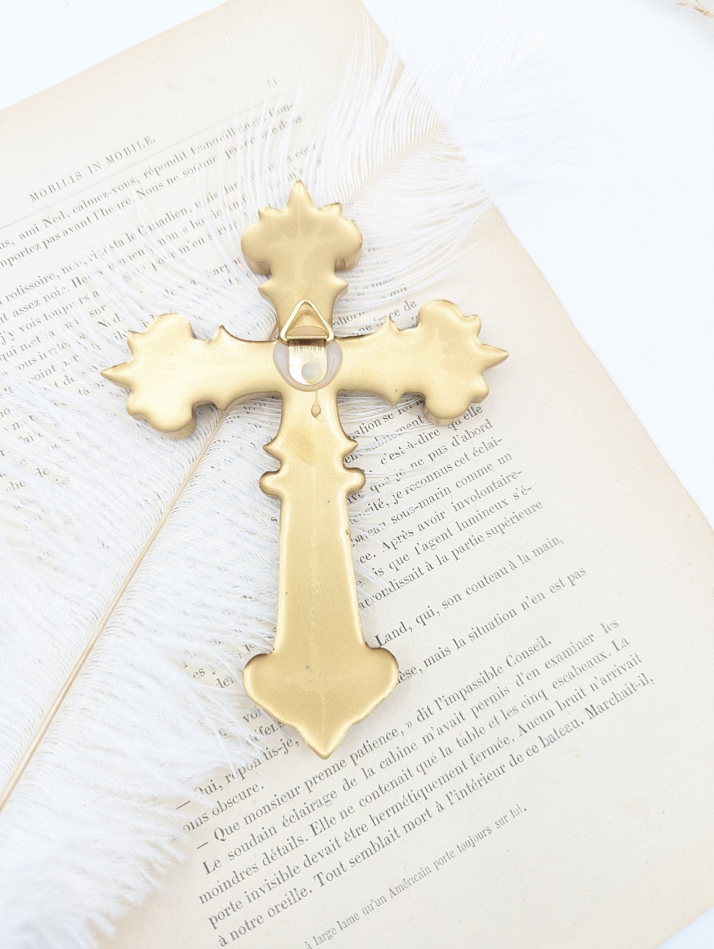 Décoration murale croix catholique dorée – ex-voto baroque chic & cabinet de curiosité élégant