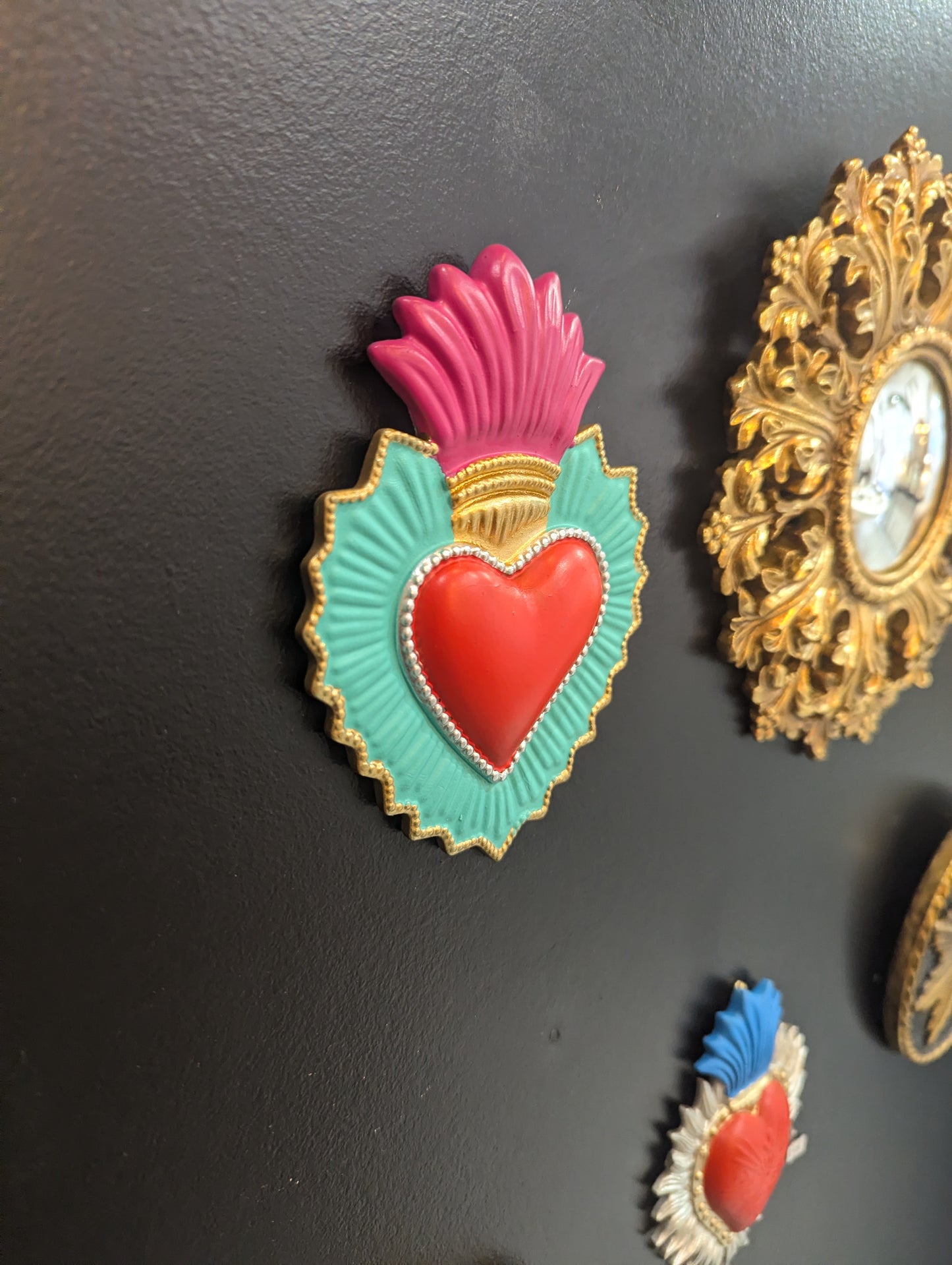 Décoration murale cœur sacré ex-voto coloré Frida Kahlo – Art pop & cabinet de curiosités