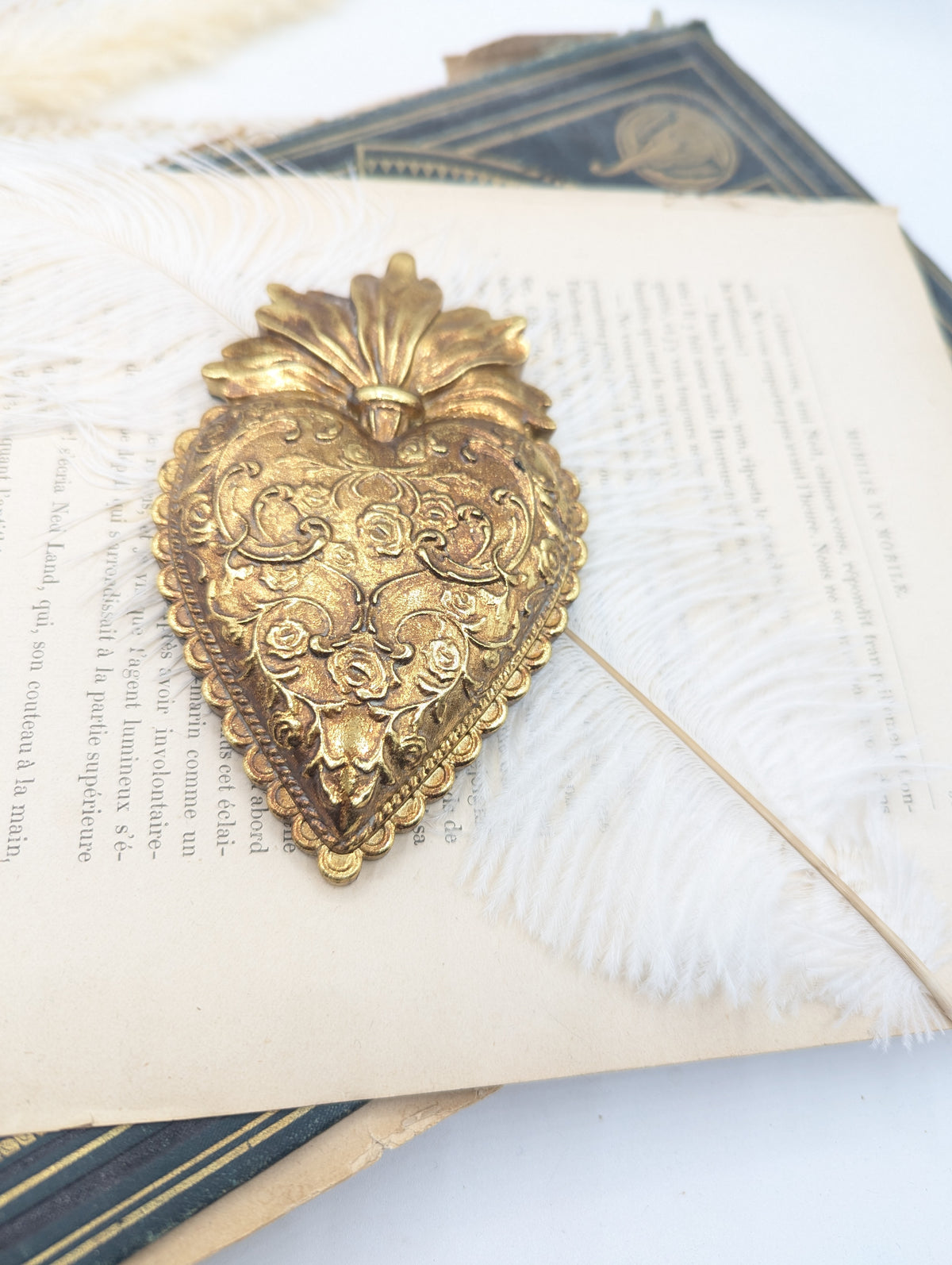 Cœur sacré ex-voto doré sur livre ancien, style romantique