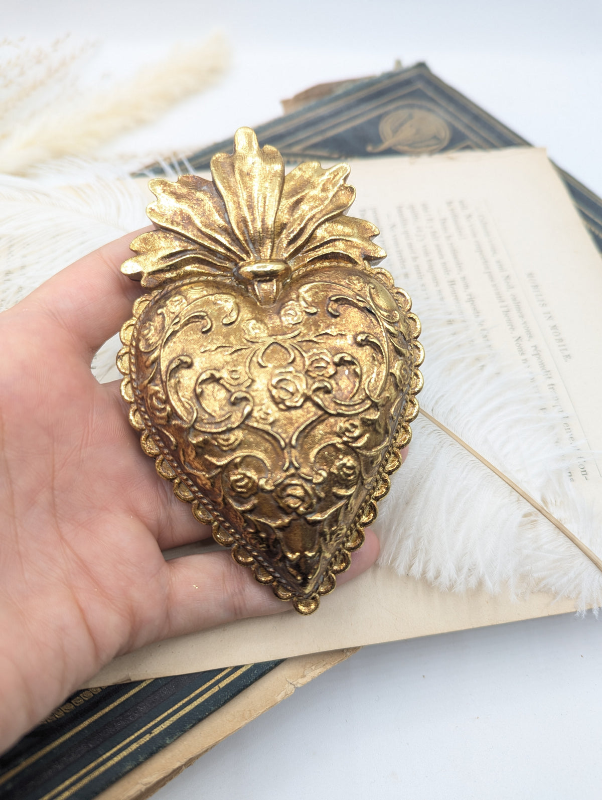 Cœur sacré ex-voto rococo doré tenu en main