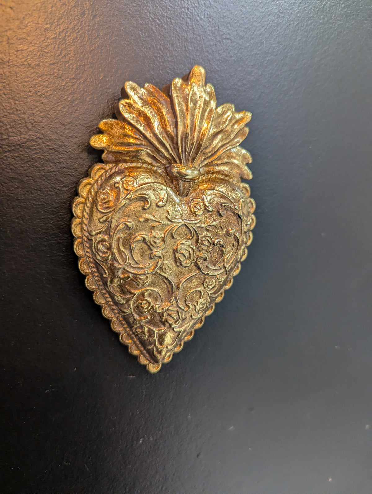 Détail des gravures florales du cœur sacré doré