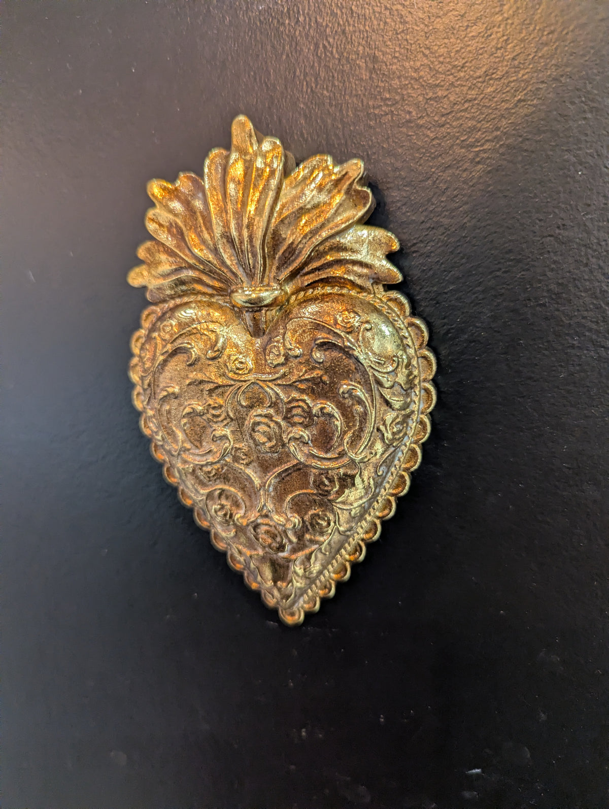 Cœur sacré doré baroque à flamme et arabesques