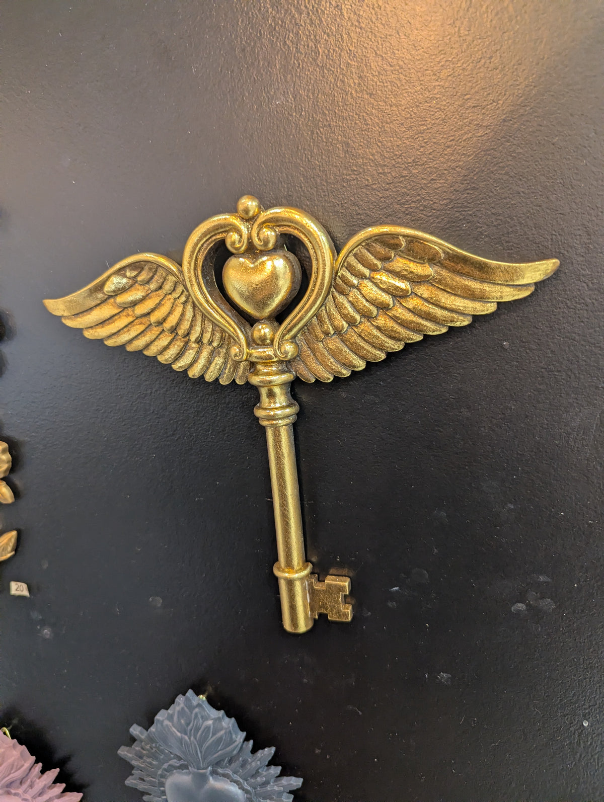 Clé enchantée dorée à cœur et ailes, décoration murale fantastique