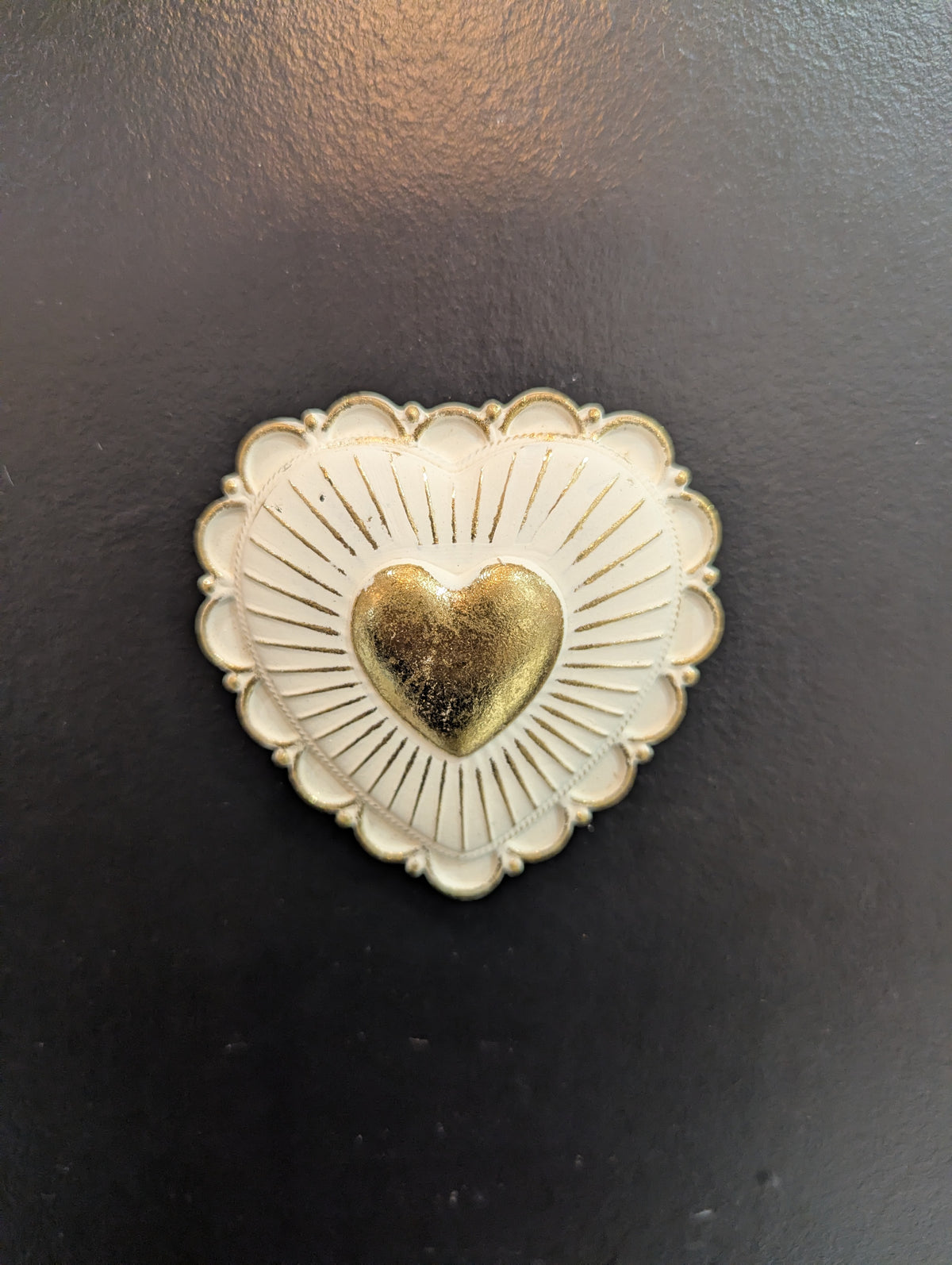 Cœur rayonnant blanc et doré, style ex-voto romantique