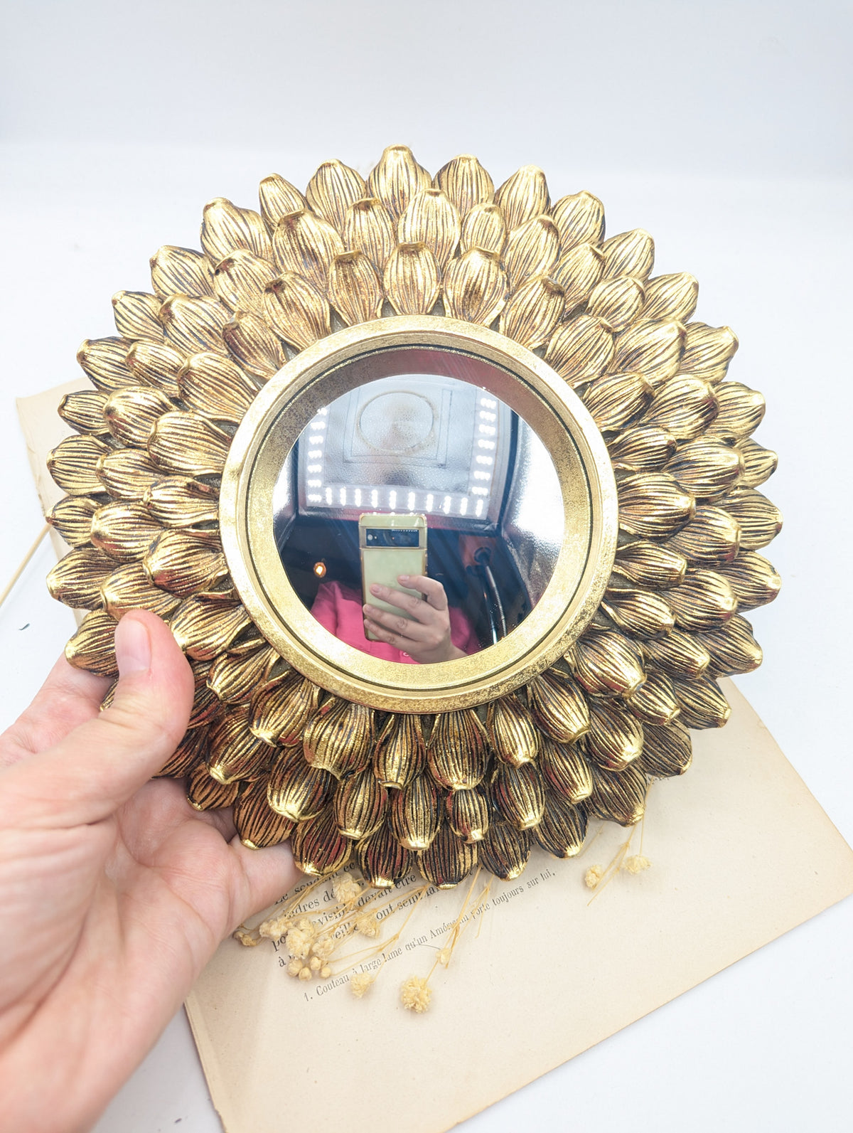 Miroir de sorcière fleur dorée tenu en main, 19 cm de diamètre