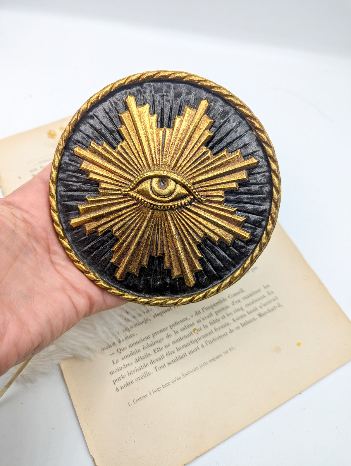 Soleil sacré à œil illuminati tenu en main, 12 cm de diamètre