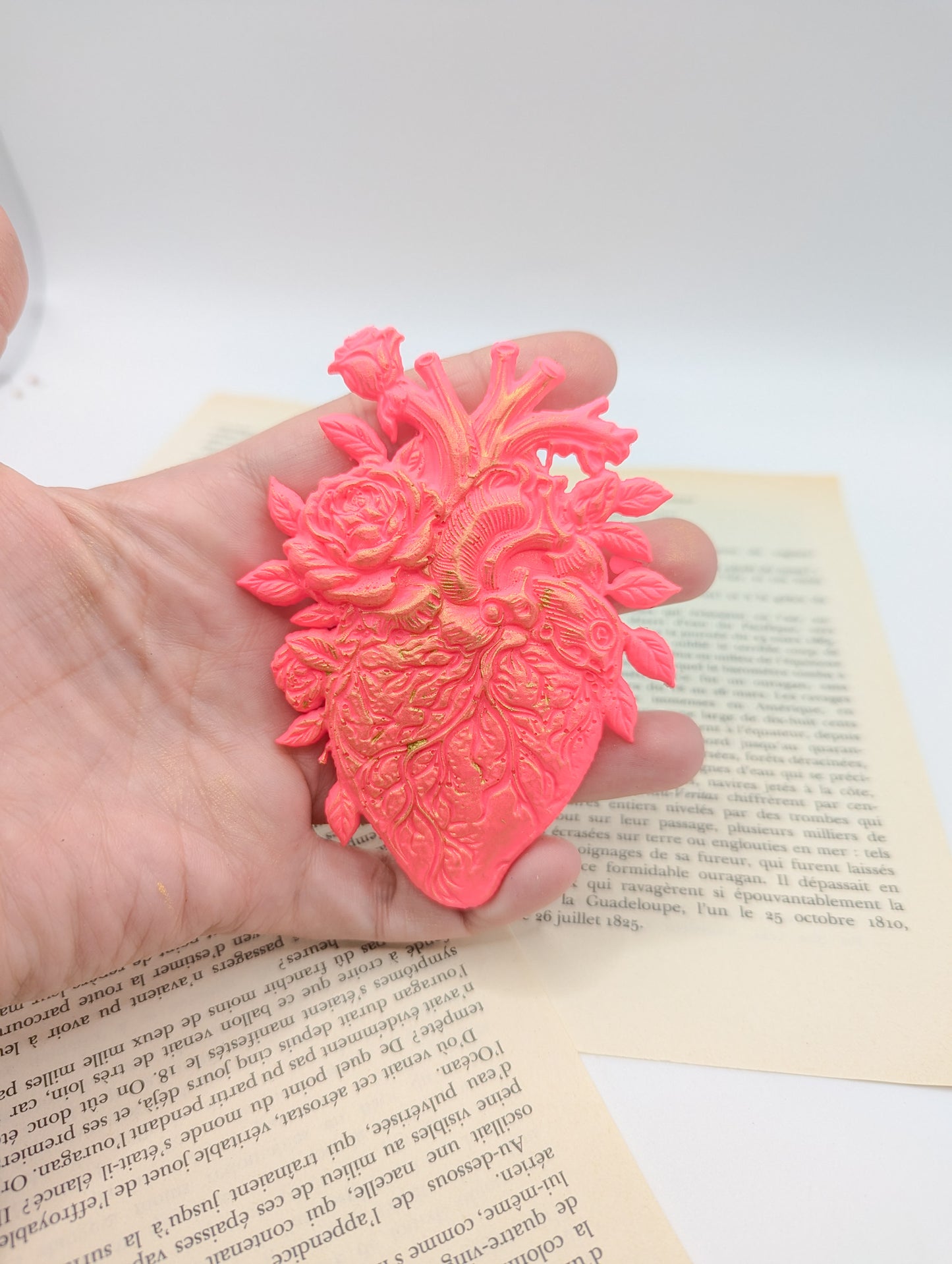 Décoration murale cœur anatomique roses rose fluo – pop romantique & cabinet de curiosité