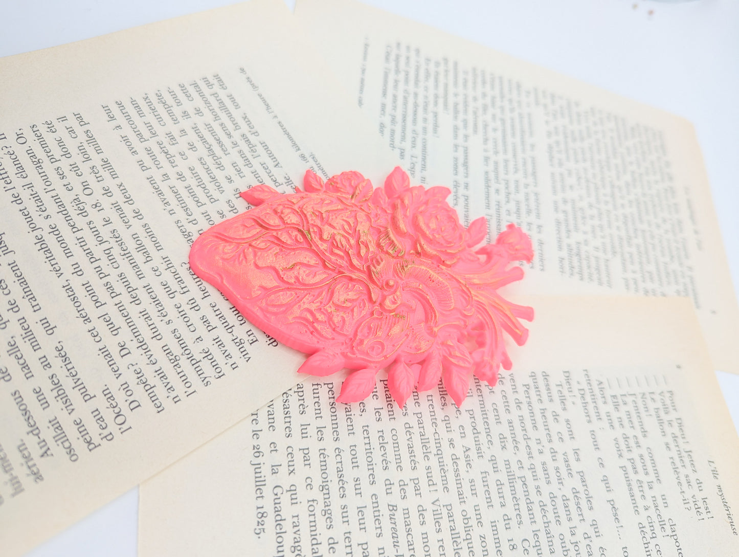 Décoration murale cœur anatomique roses rose fluo – pop romantique & cabinet de curiosité