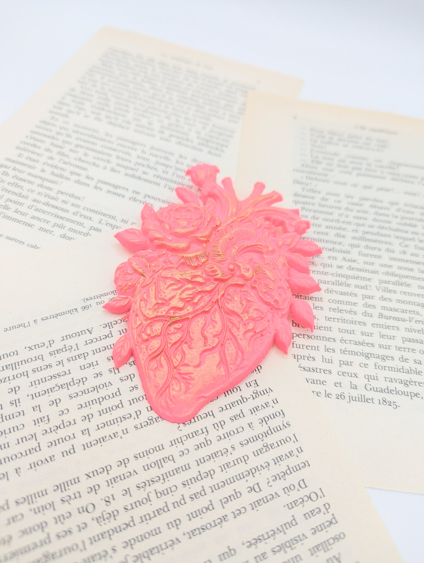 Décoration murale cœur anatomique roses rose fluo – pop romantique & cabinet de curiosité