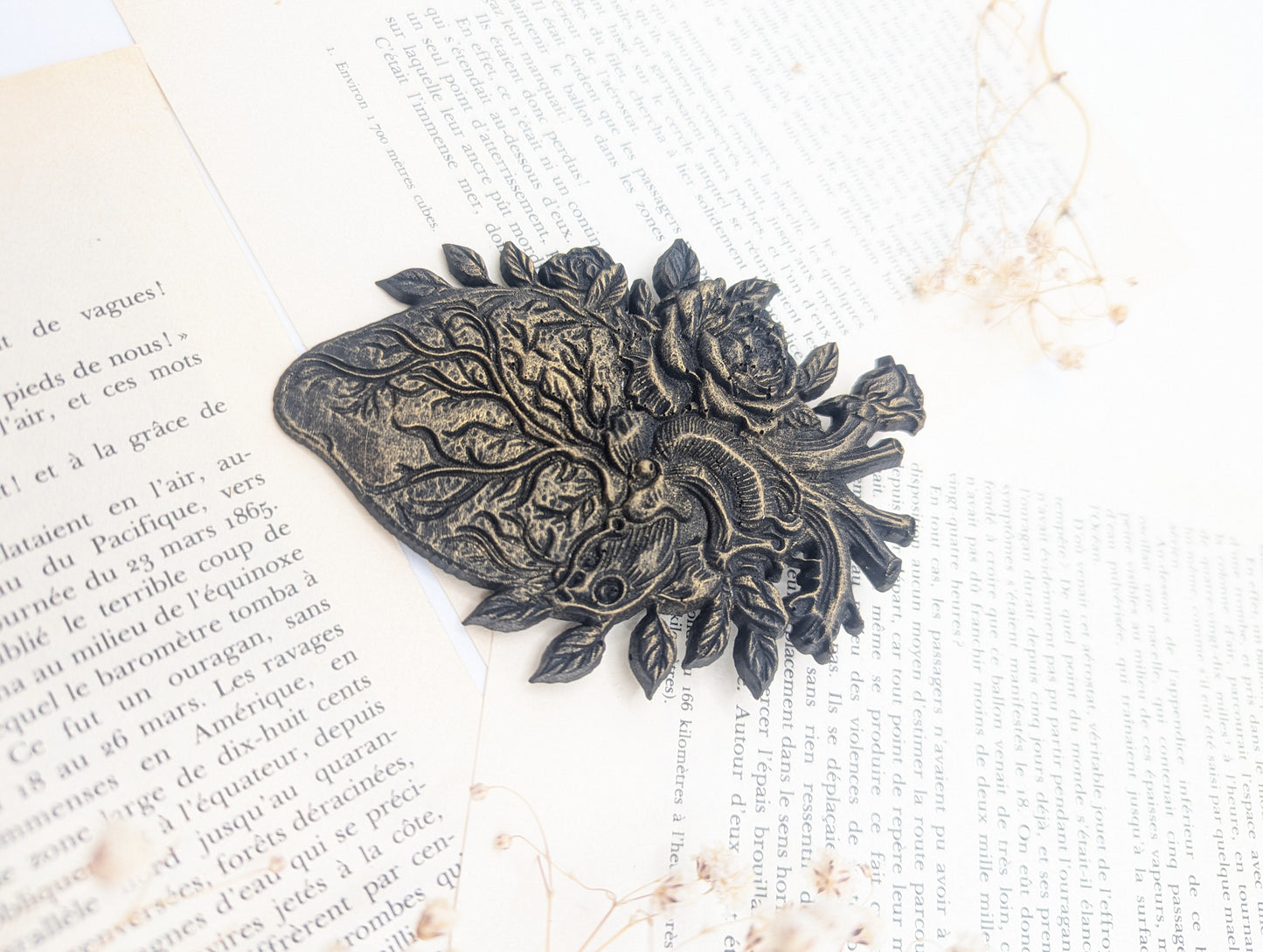Décoration murale cœur anatomique roses noir – gothique romantique & cabinet de curiosité