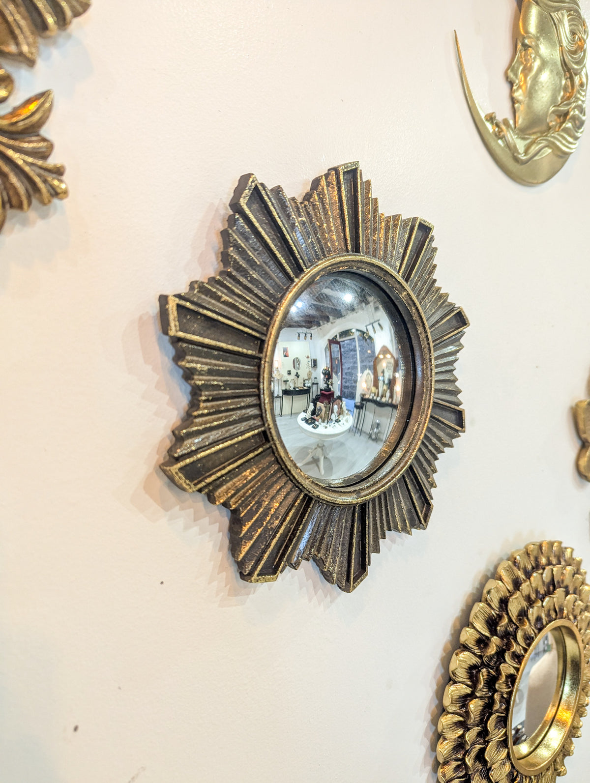 Miroir de sorcière soleil en décoration murale cabinet de curiosité