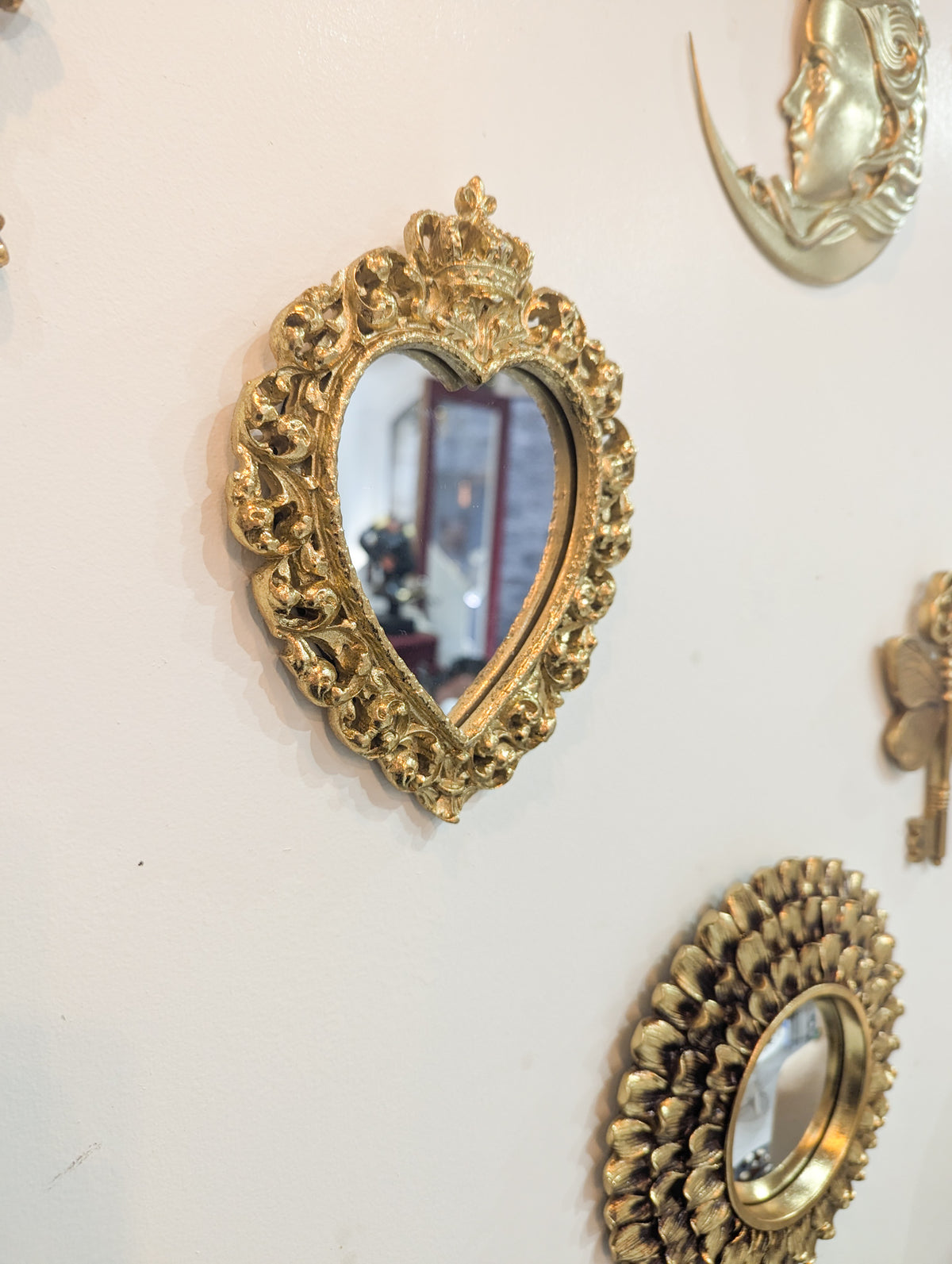 Composition murale bohème avec miroir cœur sacré et miroir soleil dorés