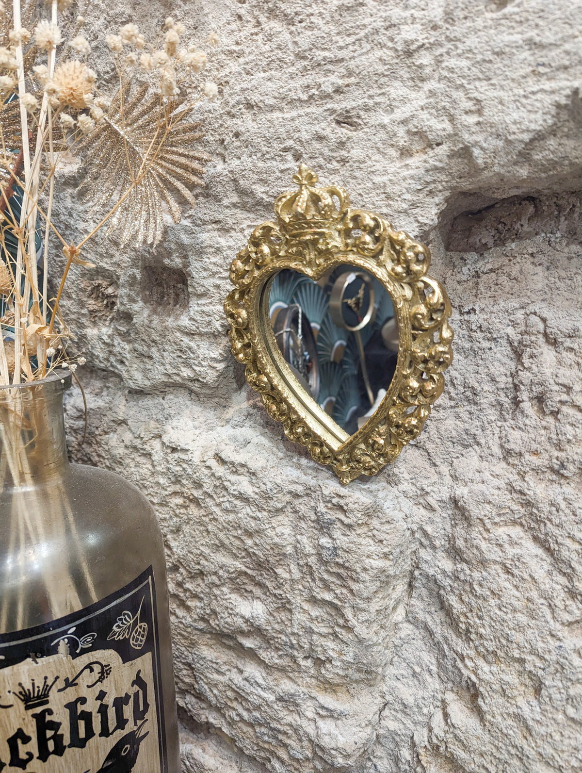 Petit miroir cœur sacré en décoration cabinet de curiosité avec fleurs séchées