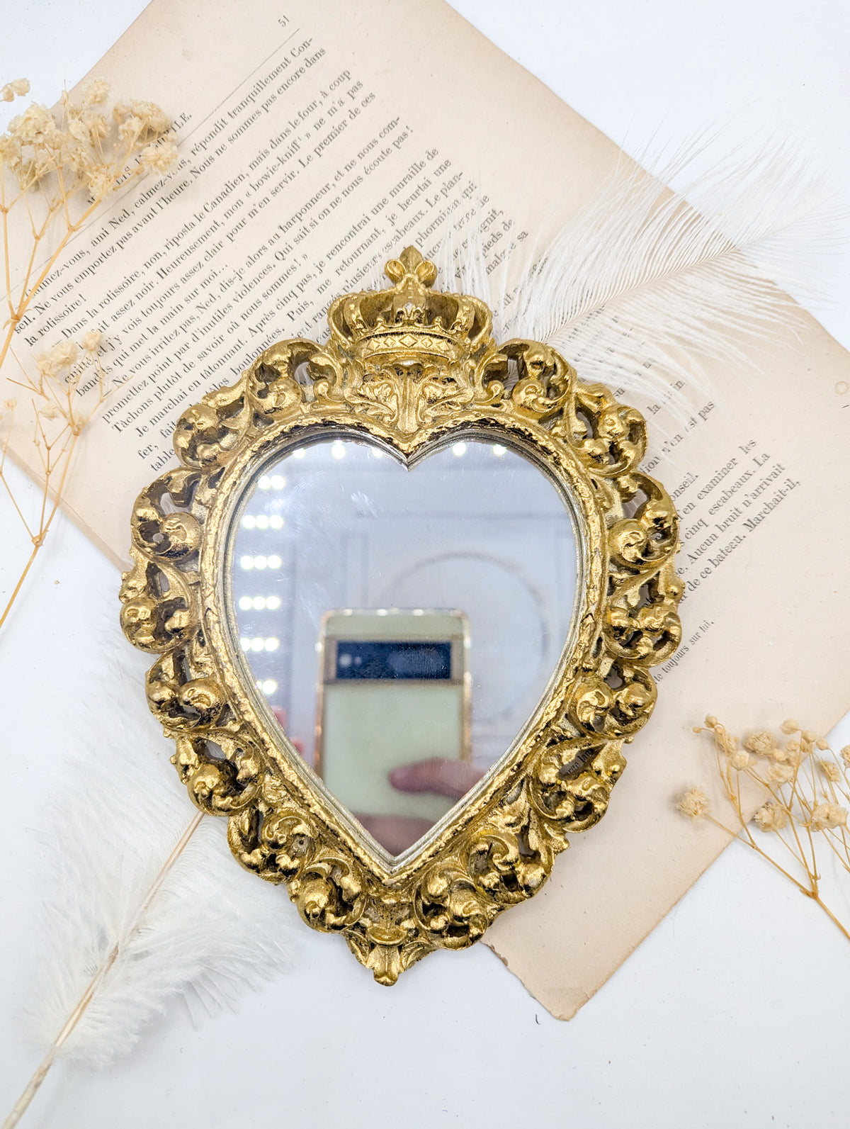 Petit miroir cœur sacré ex-voto doré à couronne sur fond clair