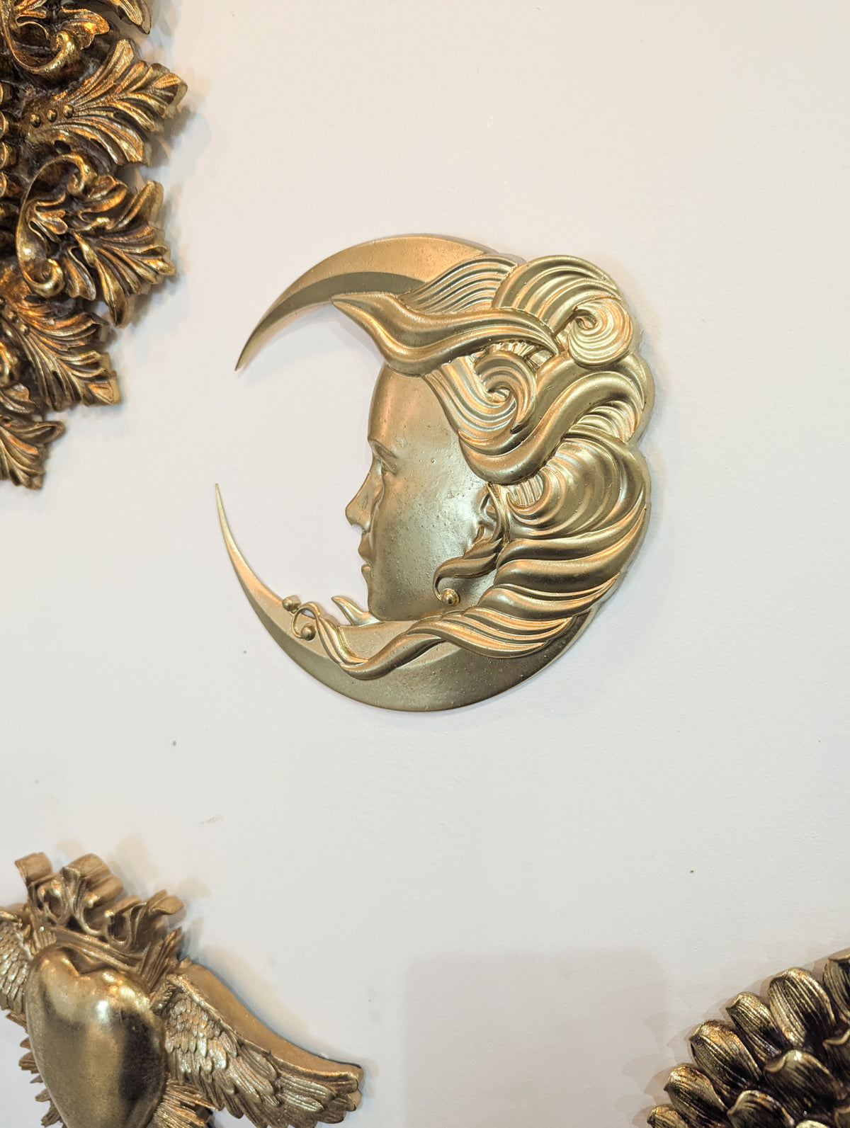 Mur cabinet de curiosité avec lune dorée et décorations baroques