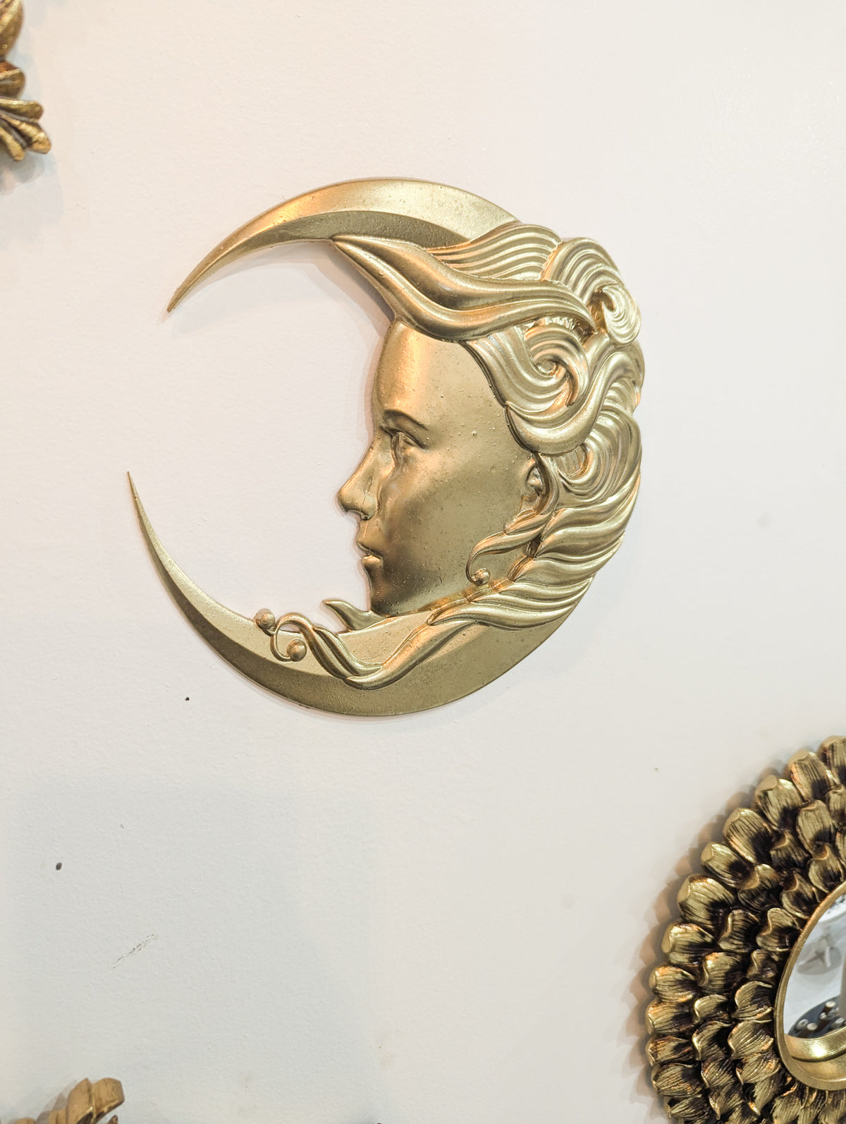 Lune avec visage accrochée au mur, décoration céleste