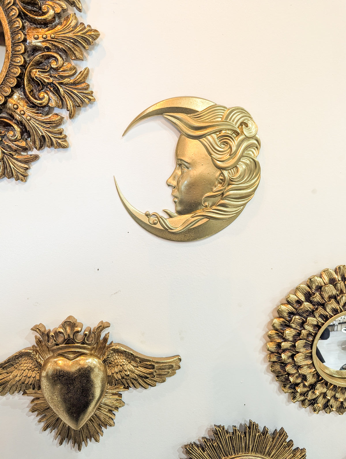 Lune dorée en composition murale avec cœur sacré et miroirs