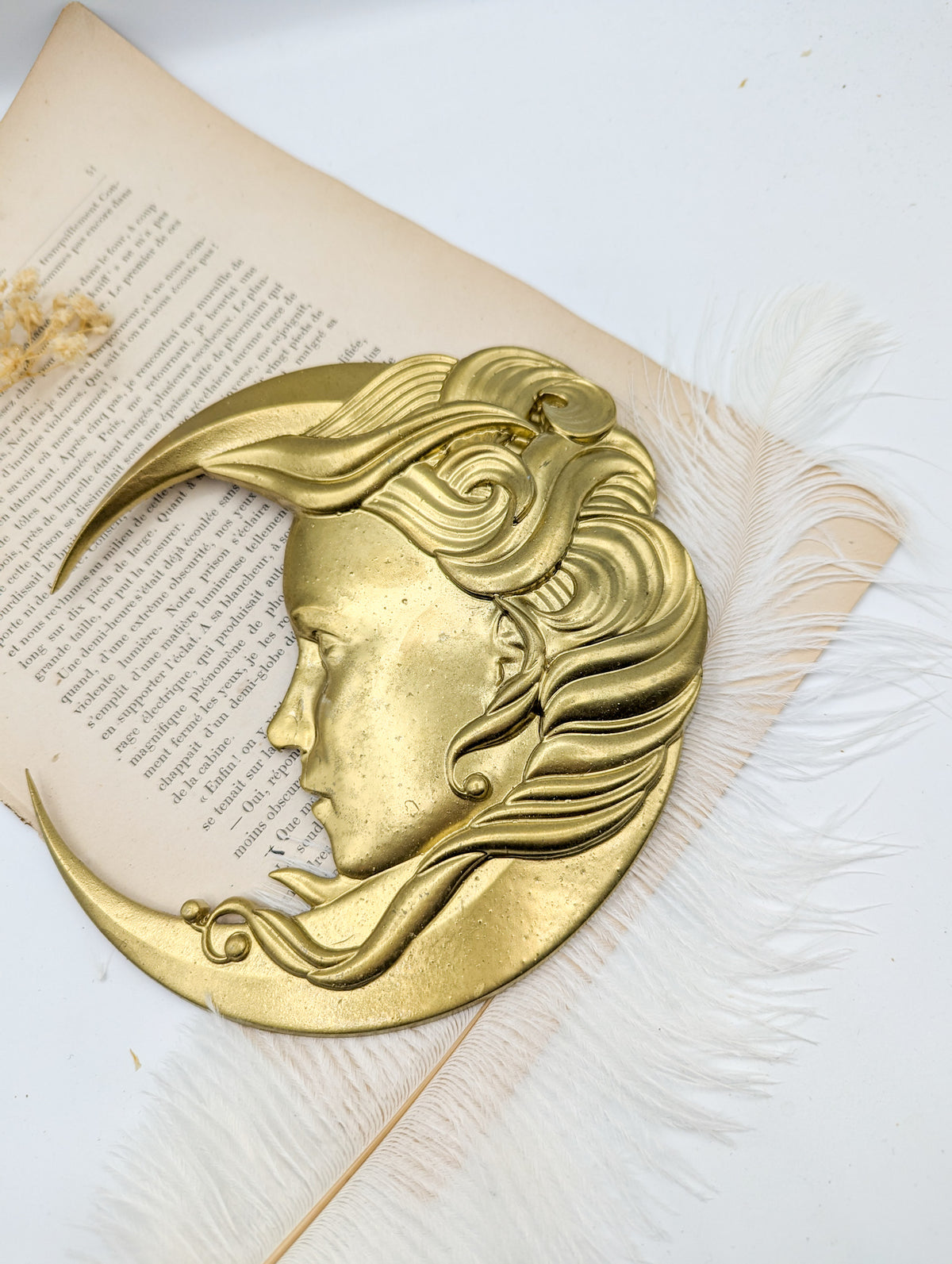 Croissant de lune doré à visage, décor féerique