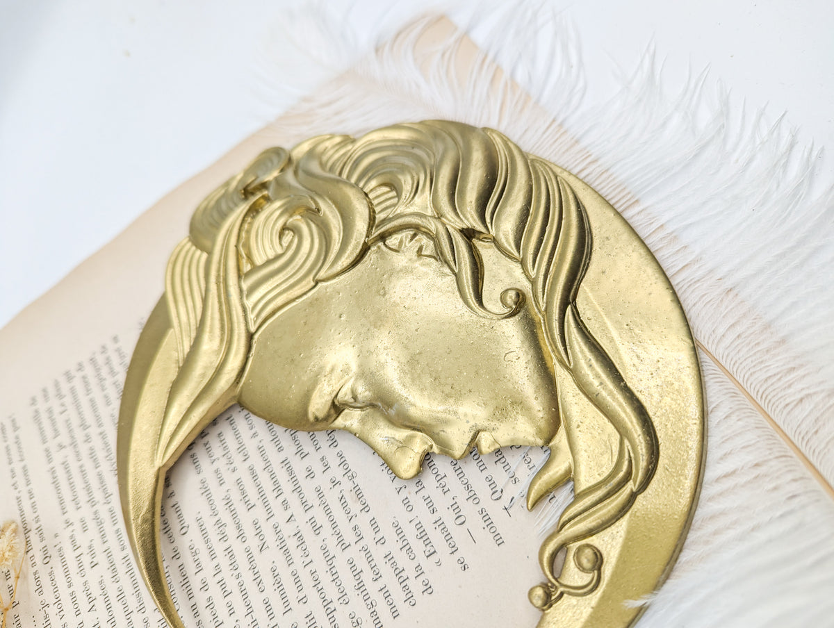 Détail du visage et des cheveux de la lune dorée