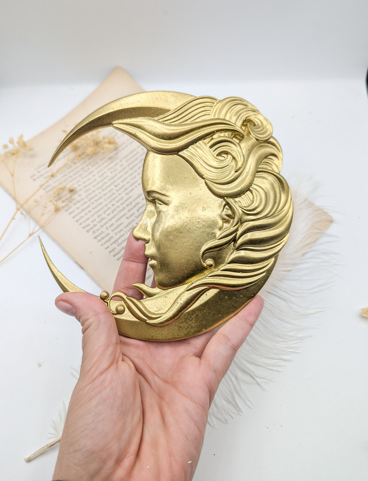 Décoration murale lune avec visage tenue en main, 15 cm