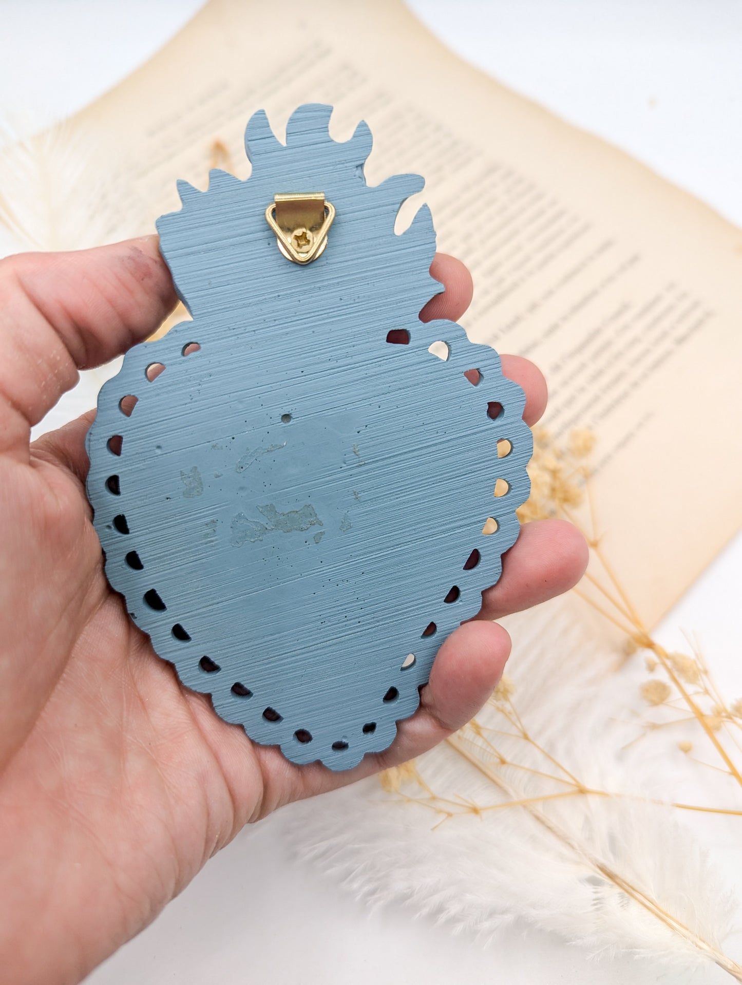 Cœur sacré rayonnant ex-voto rose et bleu – Décoration mystique cabinet de curiosités